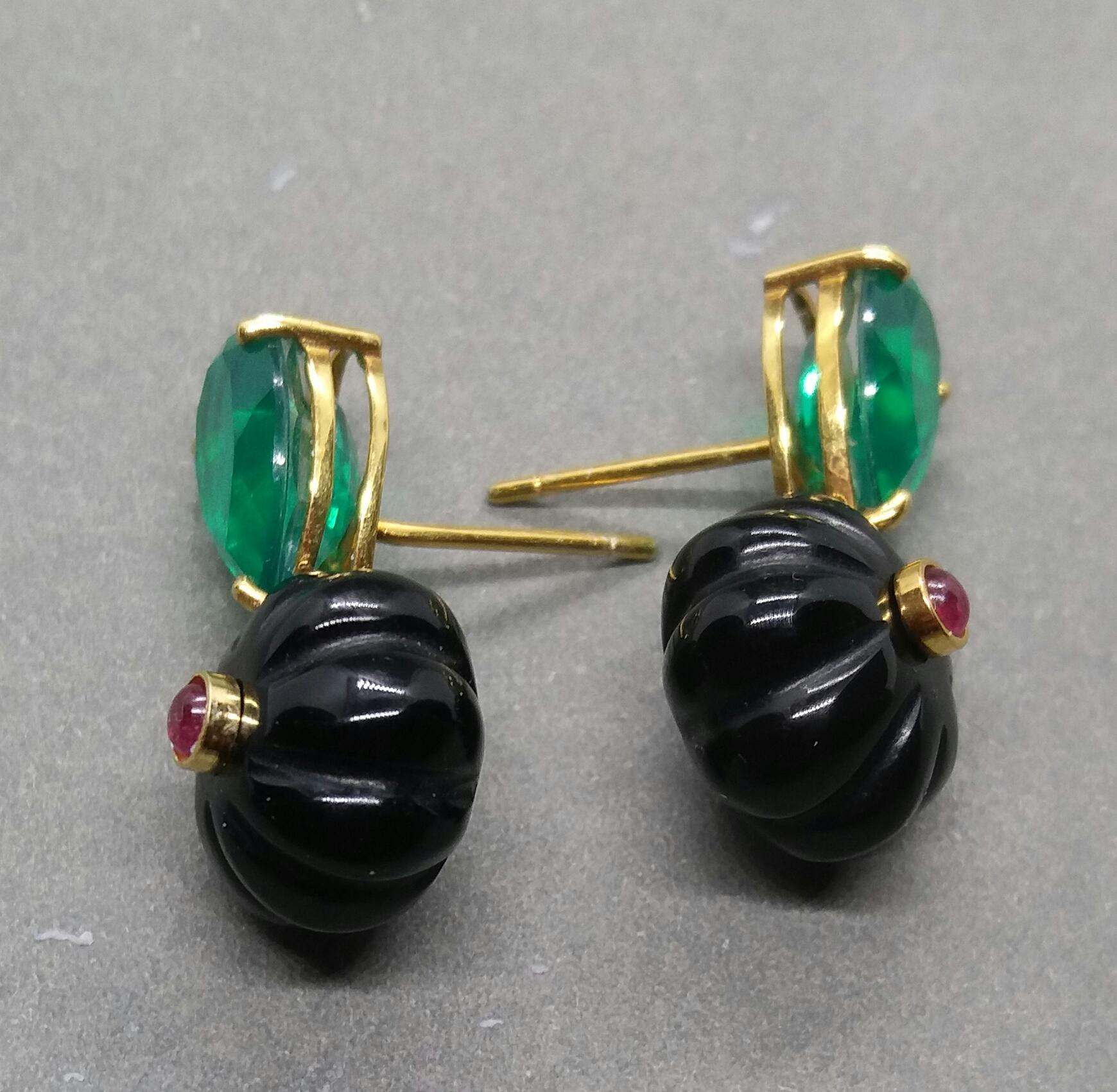 Contemporary Pear Shape Green Quartz Carved Black Onix Ruby Cabs Yellow Gold Stud Earrings For Sale