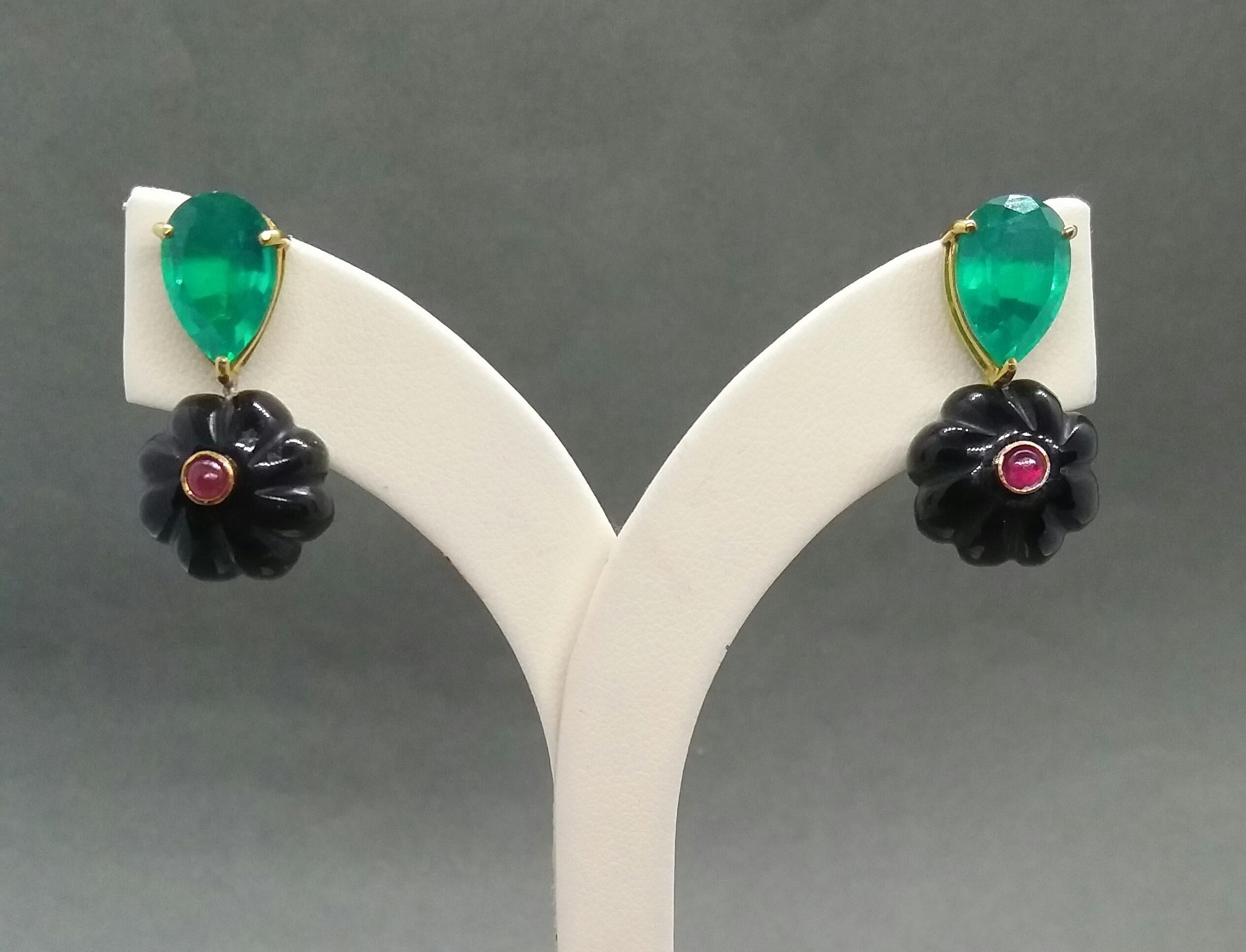 Pear Shape Green Quartz Carved Black Onix Ruby Cabs Yellow Gold Stud Earrings In Good Condition For Sale In Bangkok, TH
