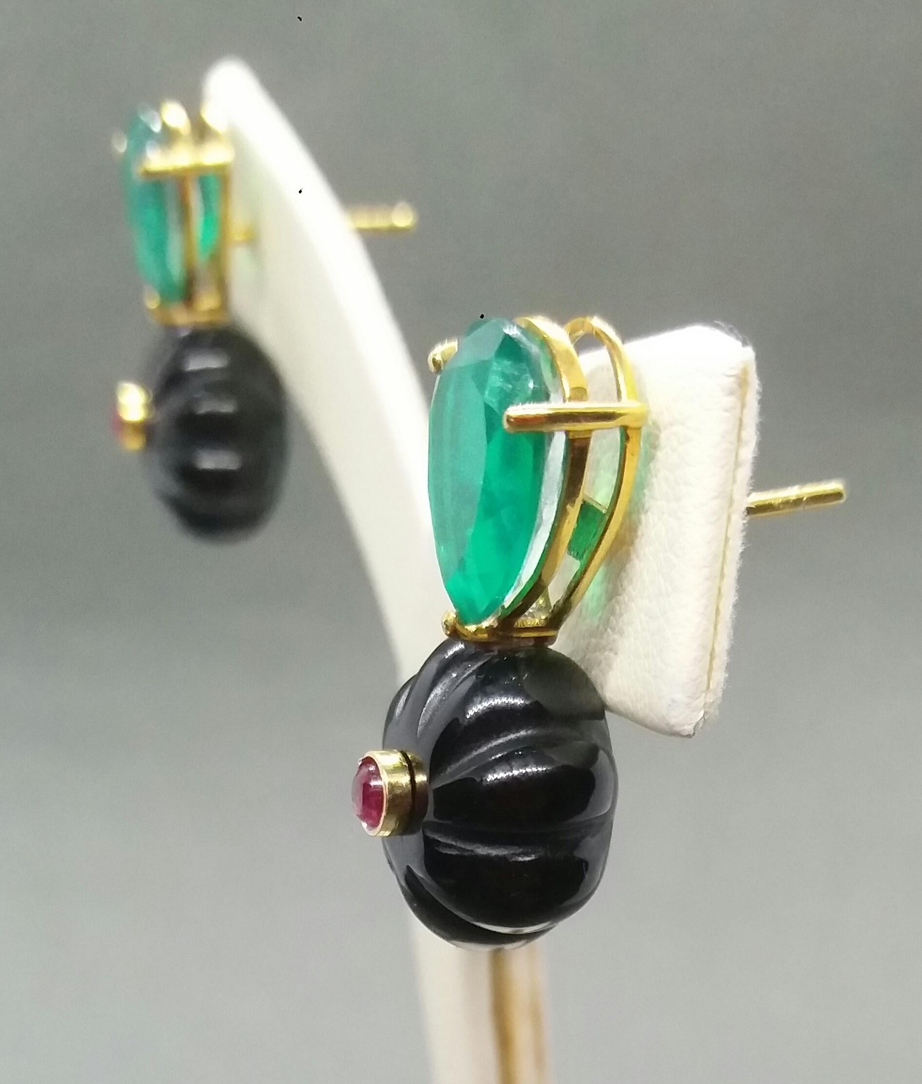 Women's Pear Shape Green Quartz Carved Black Onix Ruby Cabs Yellow Gold Stud Earrings For Sale