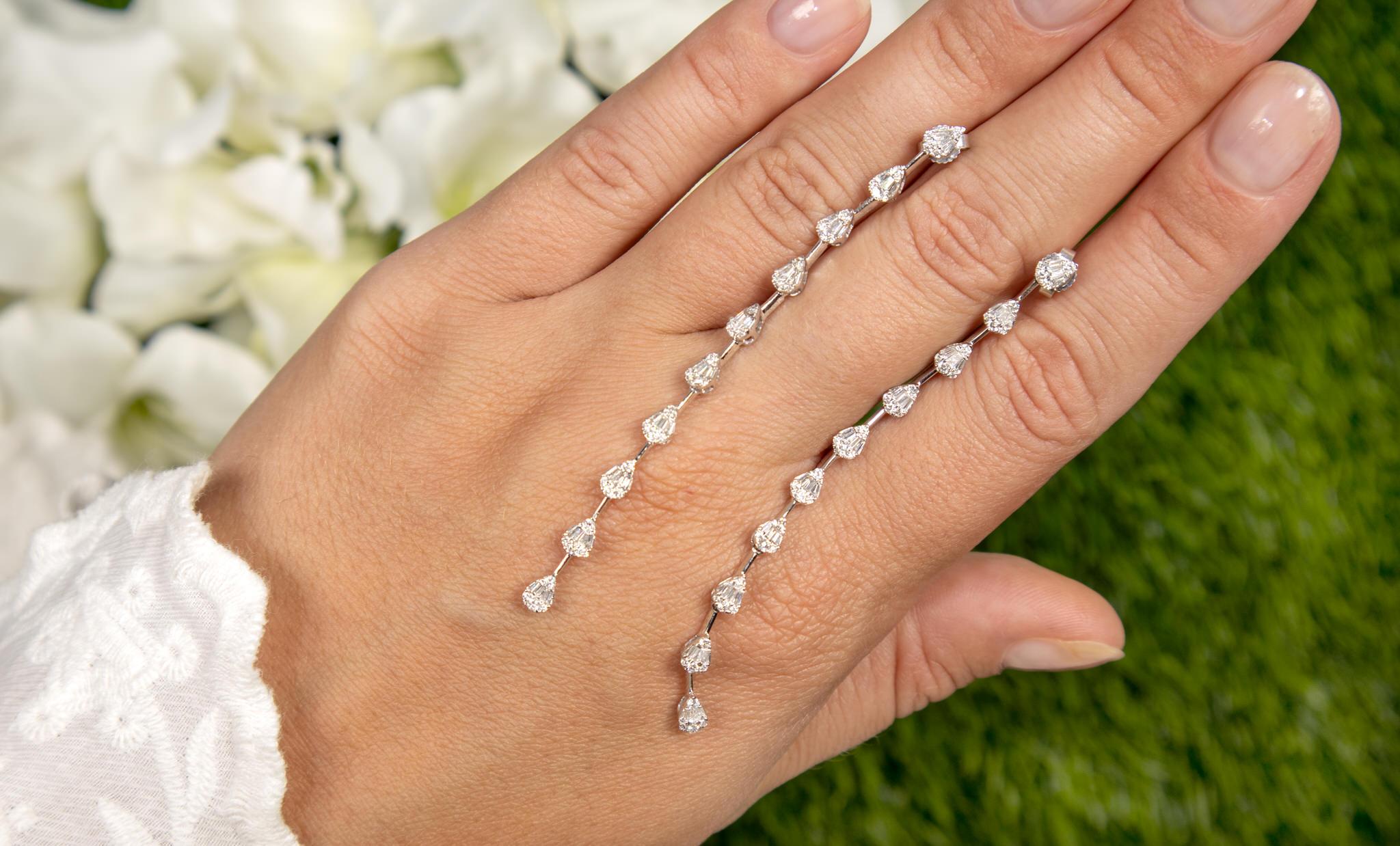 Contemporaneo Orecchini con diamanti lineari a forma di pera 1,06 carati in oro 14K in vendita