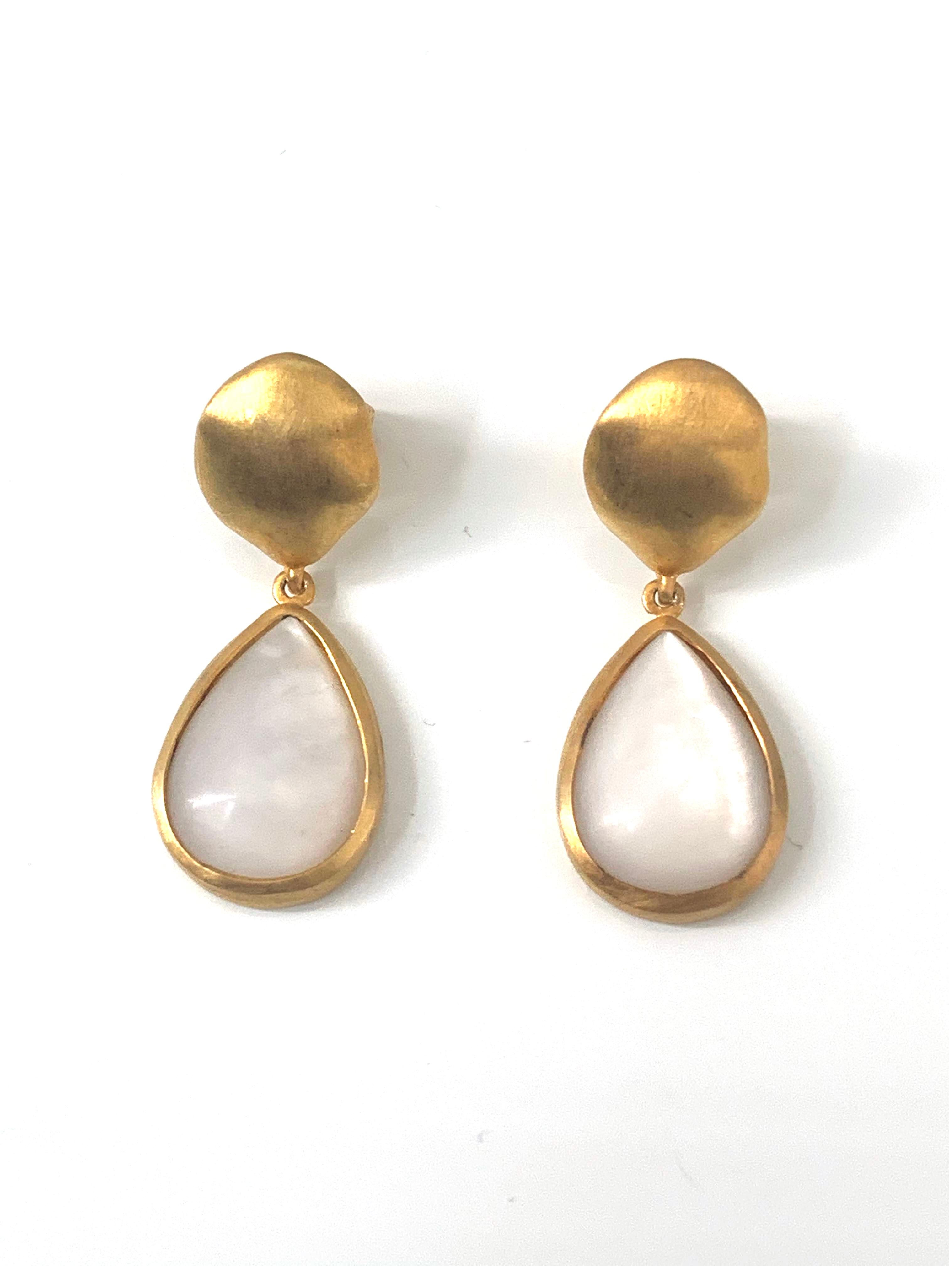 Pear-shape Cabochon Mother of Pearl Vermeil Drop Earrings In New Condition In Los Angeles, CA