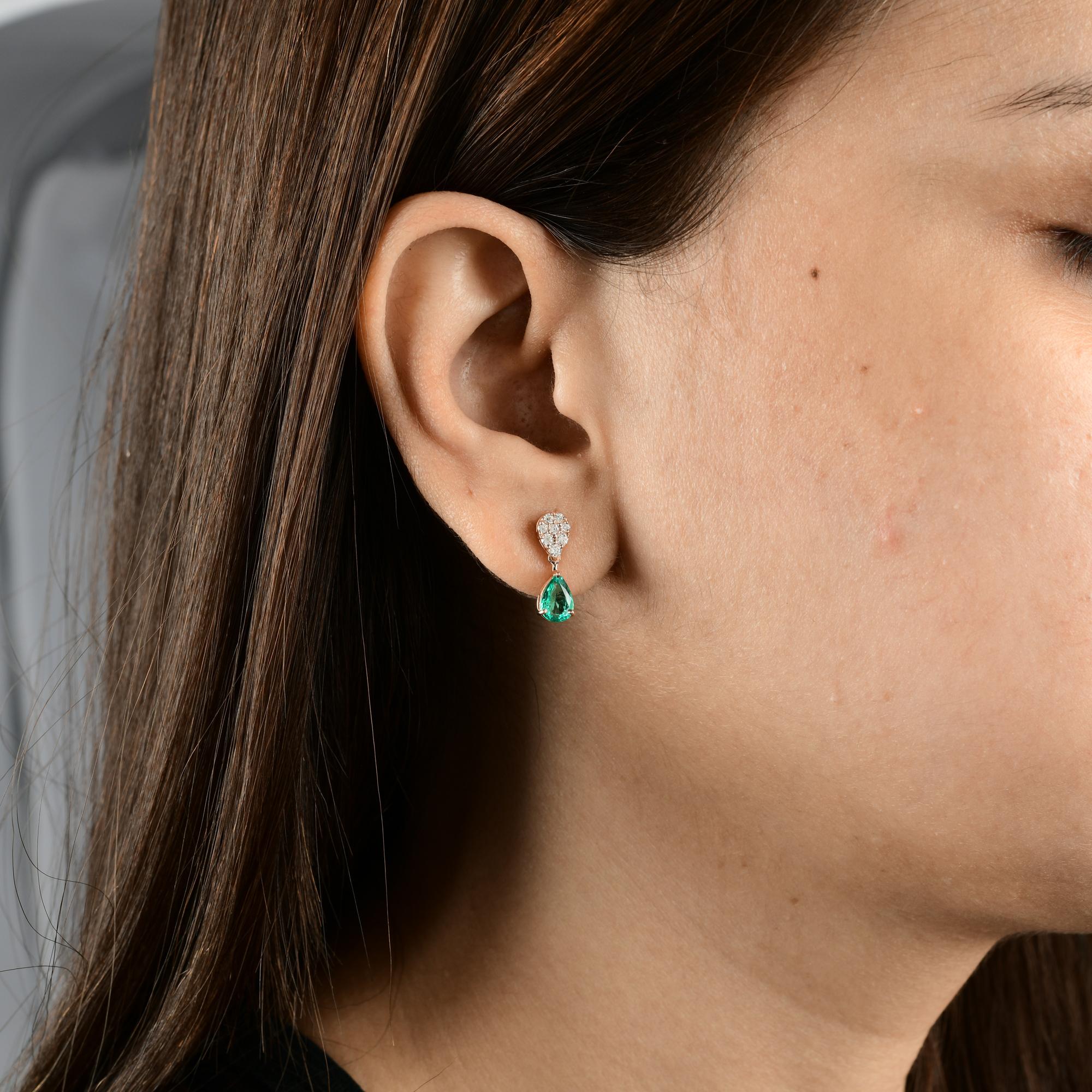 Boucles d'oreilles pendantes avec émeraude naturelle en forme de poire et diamant en or blanc 18 carats Pour femmes en vente
