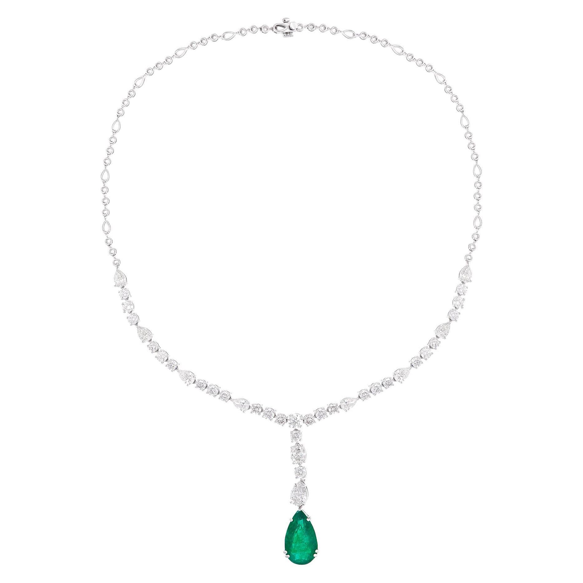 Ornez vous de la beauté intemporelle de ce collier de pierres précieuses en forme de poire, l'émeraude naturelle. Réalisée en or blanc 18 carats, cette exquise pièce de joaillerie fine présente une captivante émeraude en forme de poire, délicatement