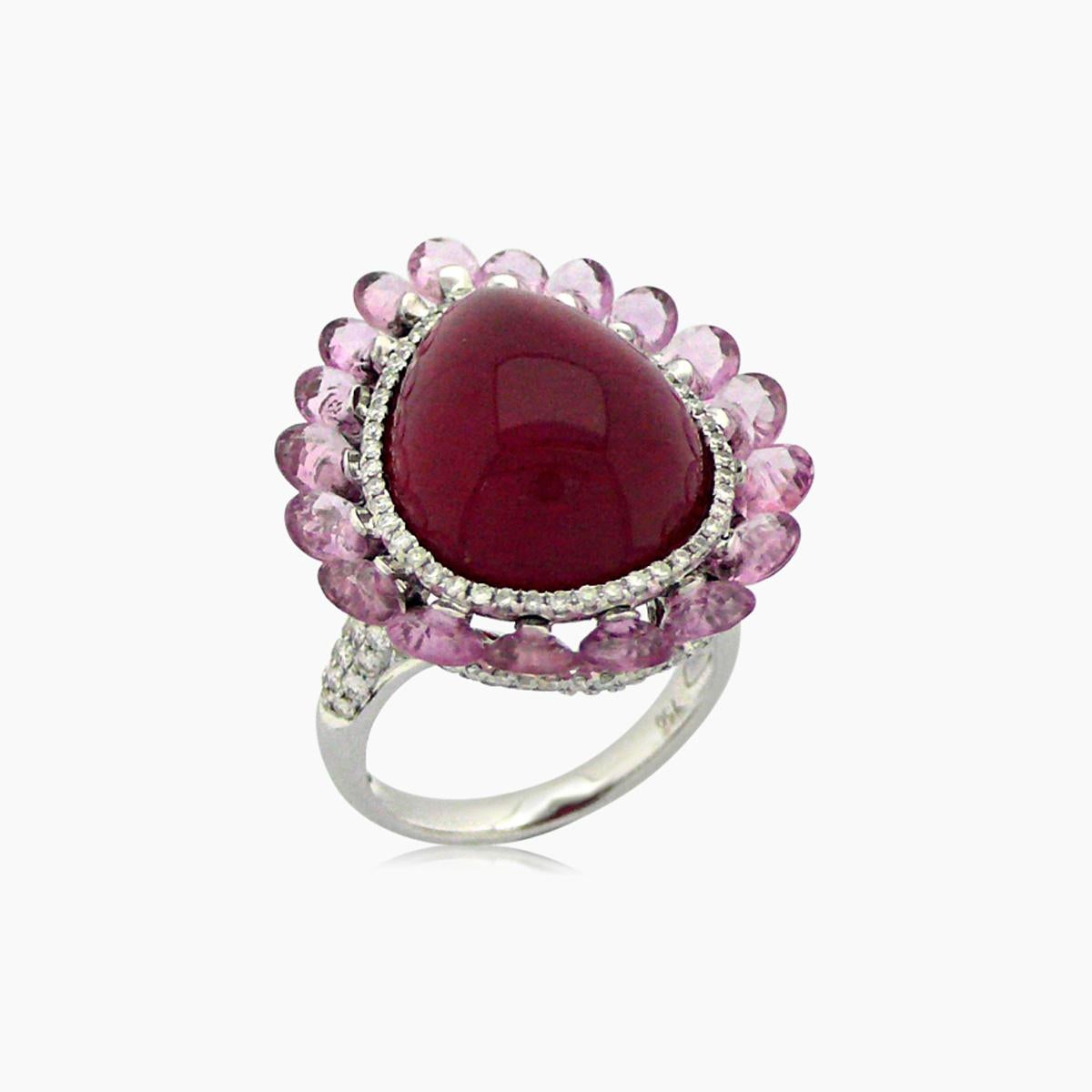 Anello a forma di pera con rubino rosso, zaffiro rosa e diamante bianco aureolato in oro bianco 18 carati In condizioni Nuovo in vendita a Oakton, VA