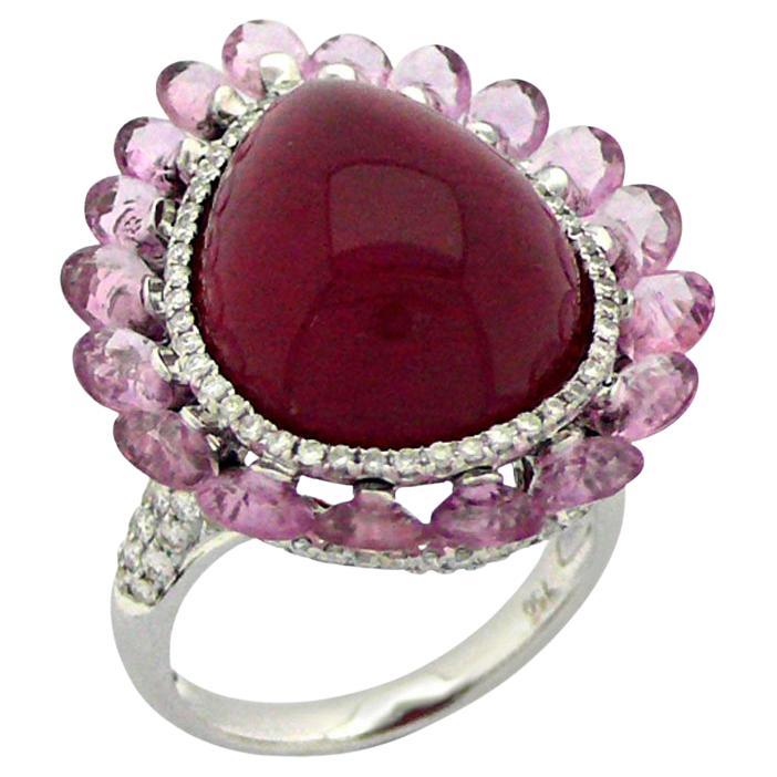 Anello a forma di pera con rubino rosso, zaffiro rosa e diamante bianco aureolato in oro bianco 18 carati in vendita