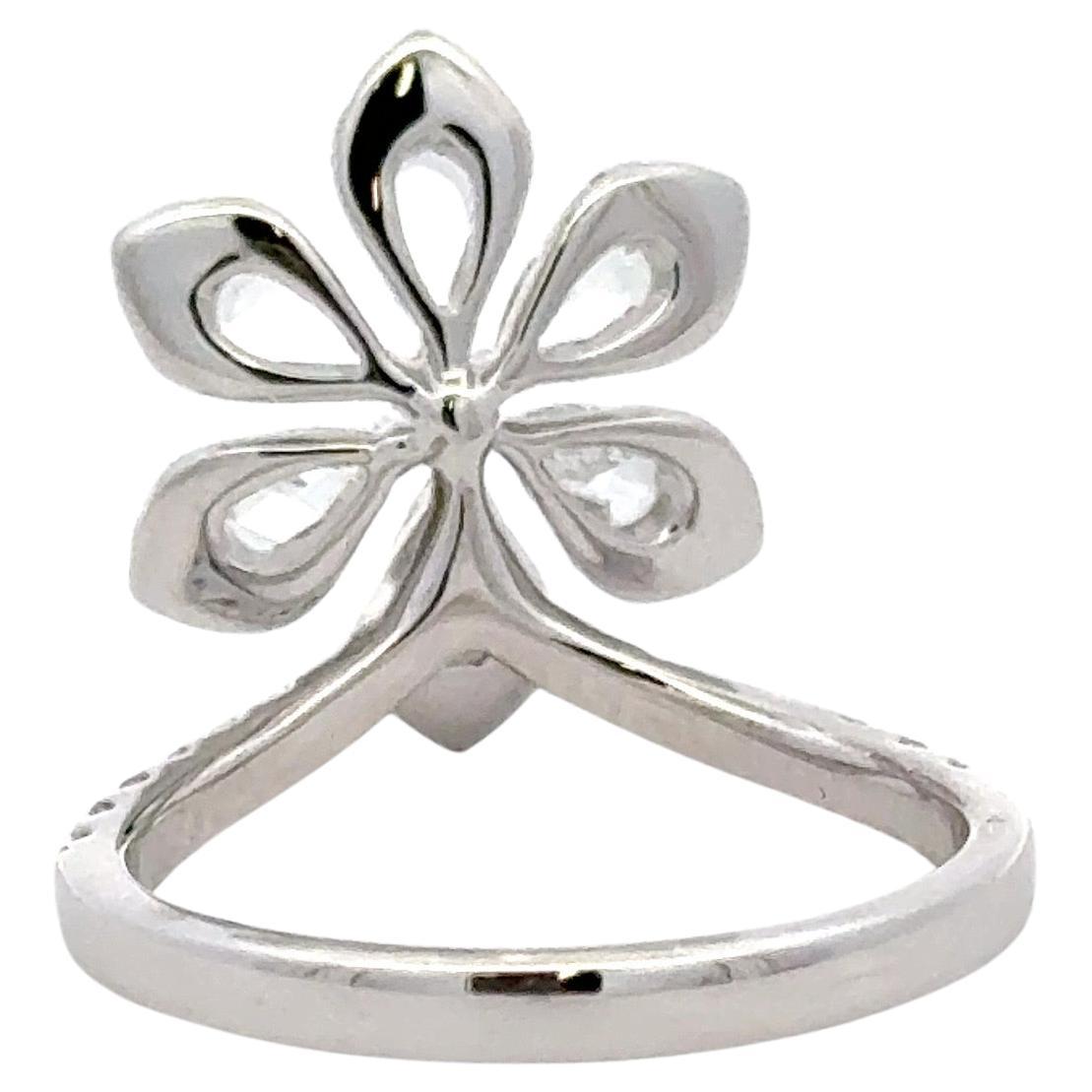 Blumenförmiger Ring aus 18 Karat Weißgold mit 6 Diamanten im Rosenschliff in Birnenform, flankiert von runden Brillianten am Rand des Blütenblattes und am Ring. 

Breite des Bandes: 2.2 mm
Ornament Länge: 16.1 mm
Ornament Breite: 14.3 mm
