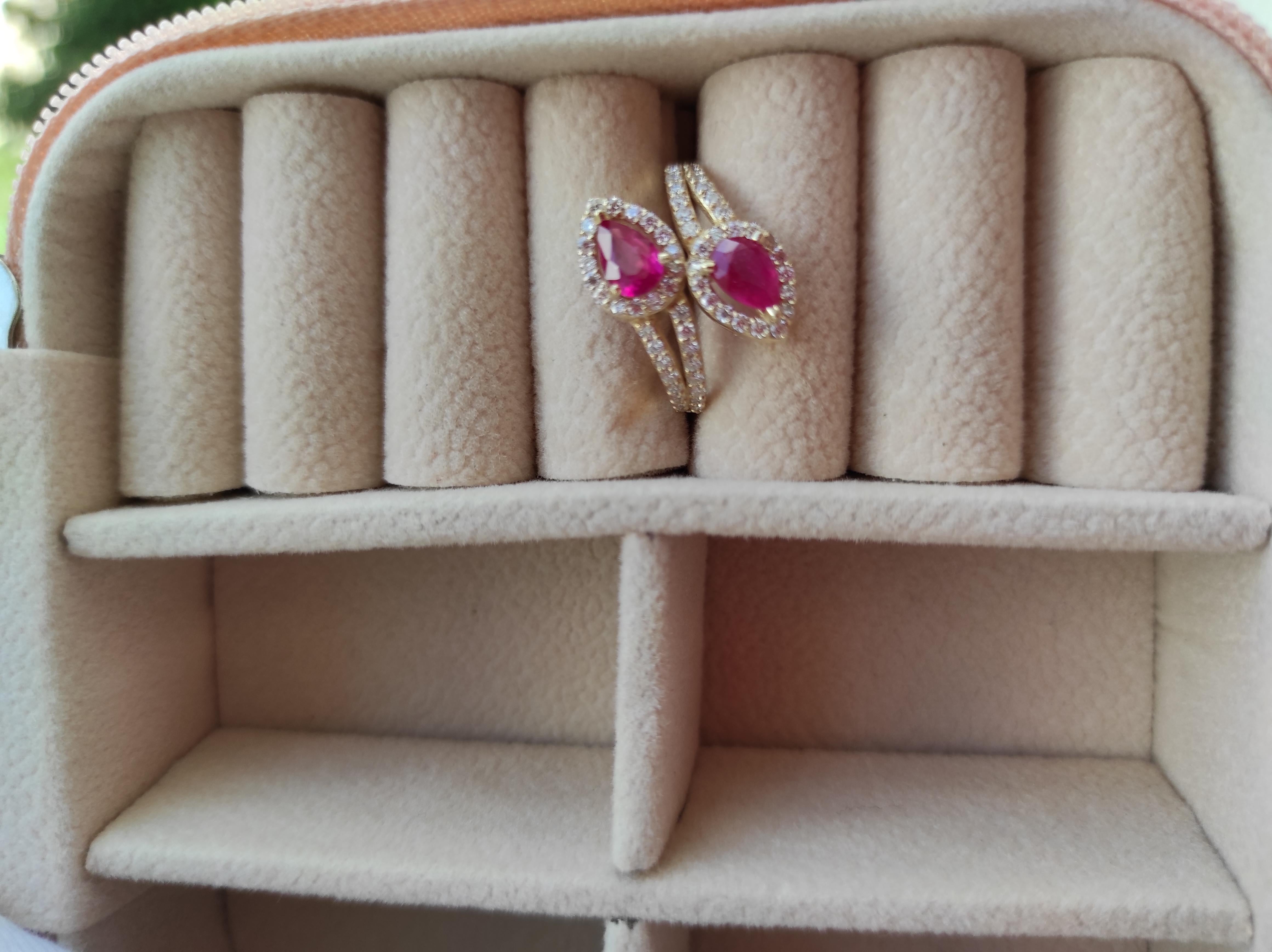 Im Angebot: Birnenform Rubine 14k Gold Ring. () 10