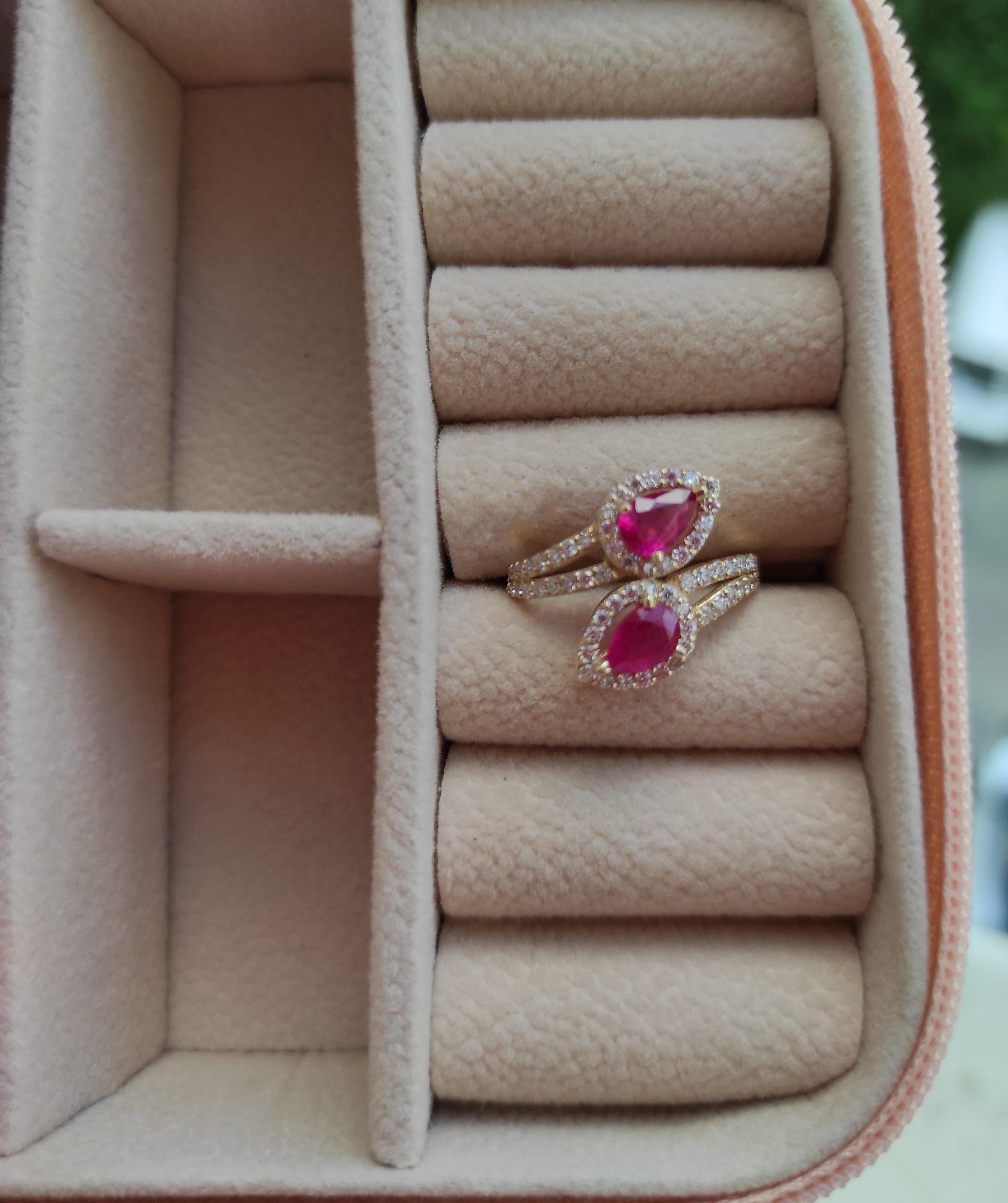 Im Angebot: Birnenform Rubine 14k Gold Ring. () 9