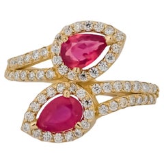 Bague en or 14k avec rubis en forme de poire.