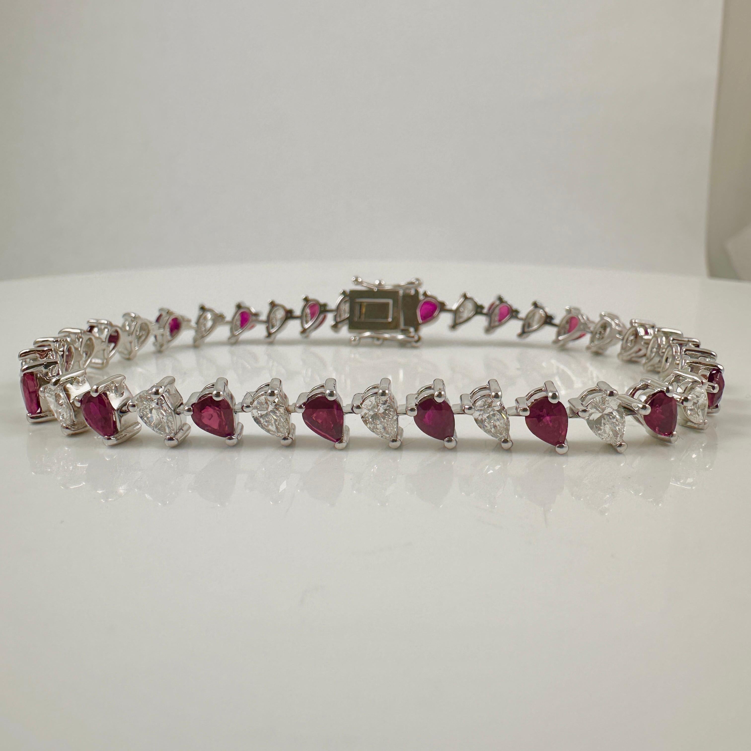 Birnenförmiges Rubin- und Diamantarmband aus 14 Karat Weißgold, 6,65 Karat (Zeitgenössisch) im Angebot