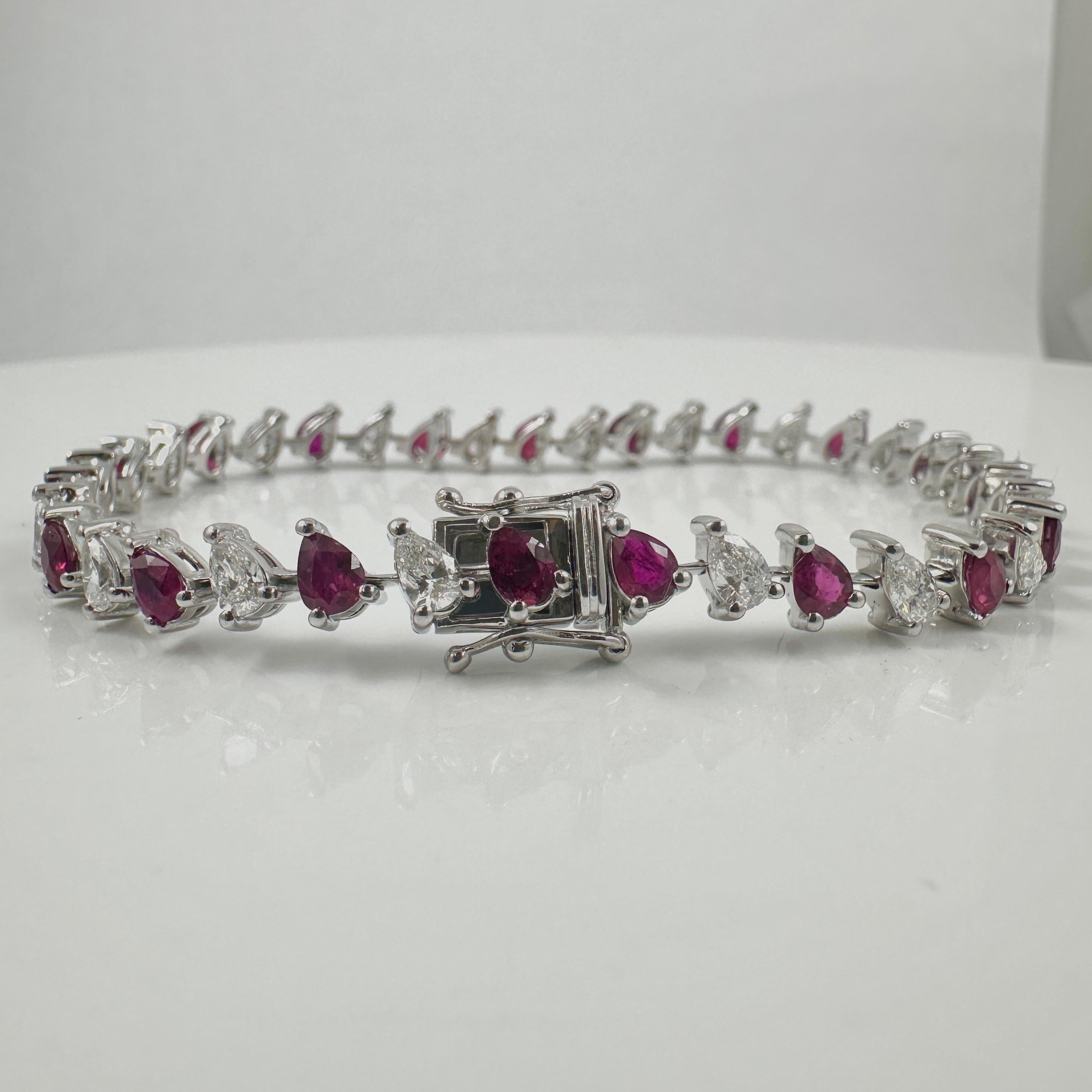 Birnenförmiges Rubin- und Diamantarmband aus 14 Karat Weißgold, 6,65 Karat (Tropfenschliff) im Angebot