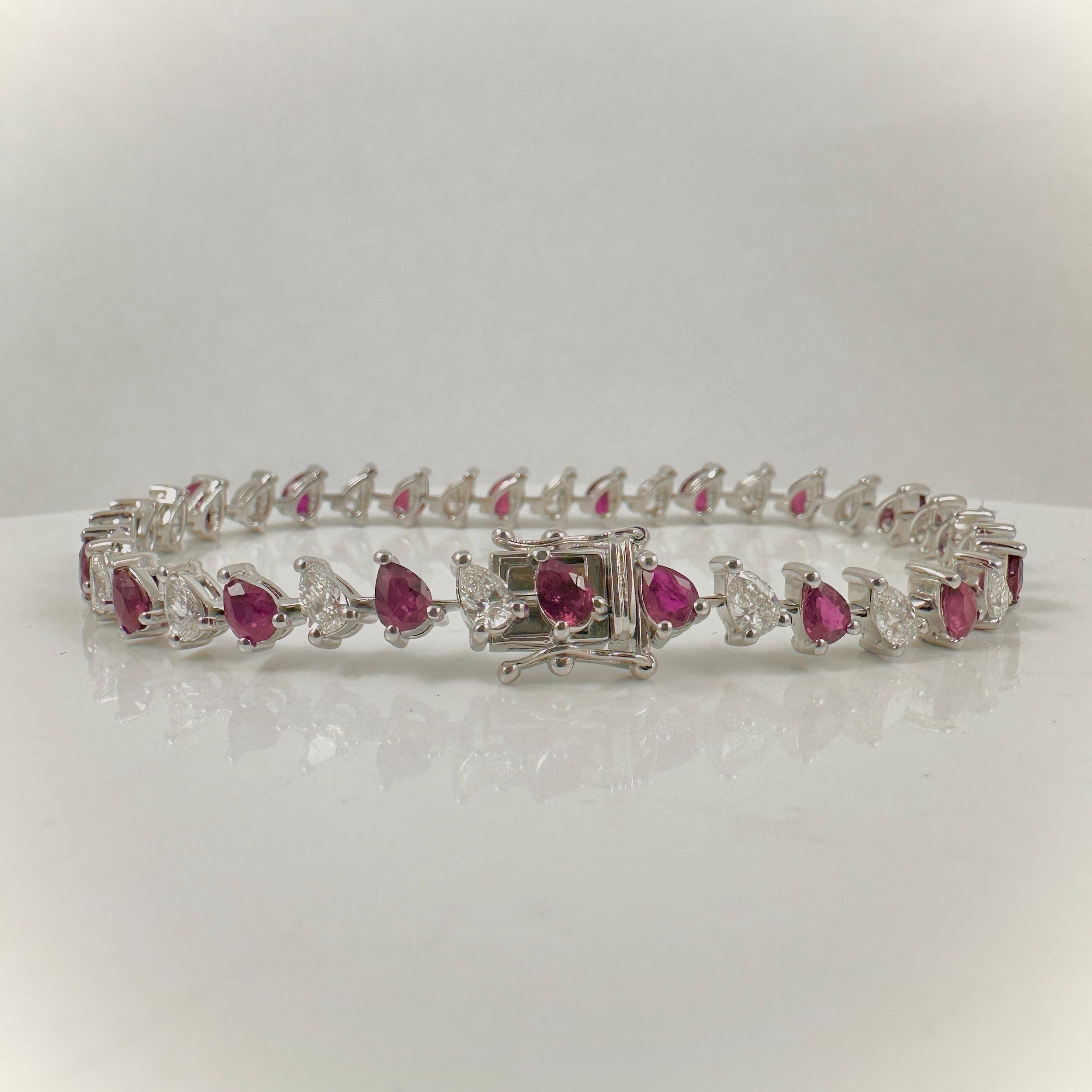 Birnenförmiges Rubin- und Diamantarmband aus 14 Karat Weißgold, 6,65 Karat Damen im Angebot