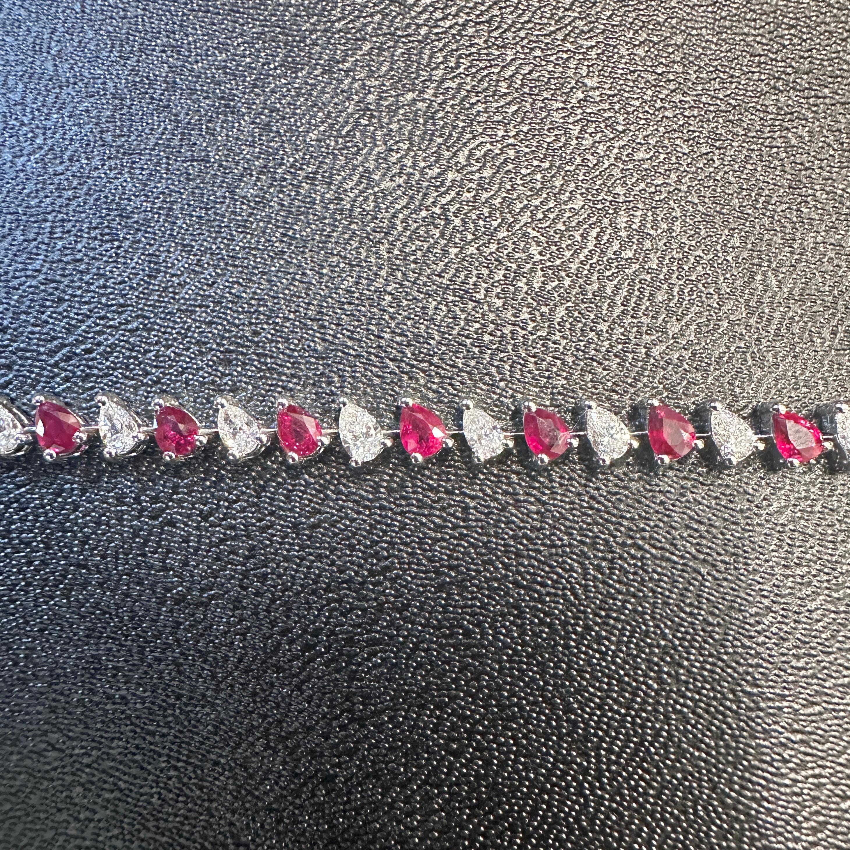 Birnenförmiges Rubin- und Diamantarmband aus 14 Karat Weißgold, 6,65 Karat im Angebot 1