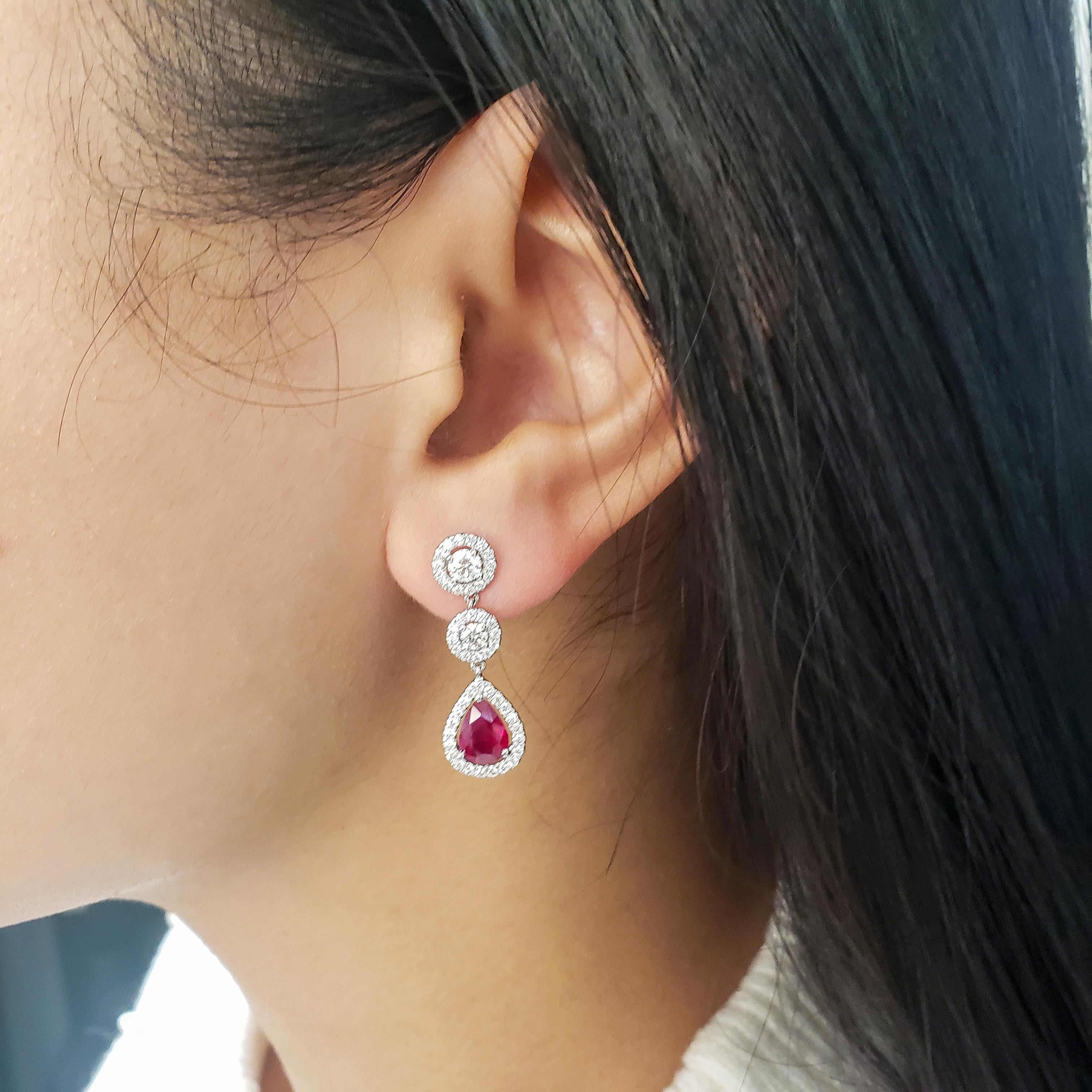 Contemporain Pendants d'oreilles en forme de poire en rubis et halo de diamants en vente