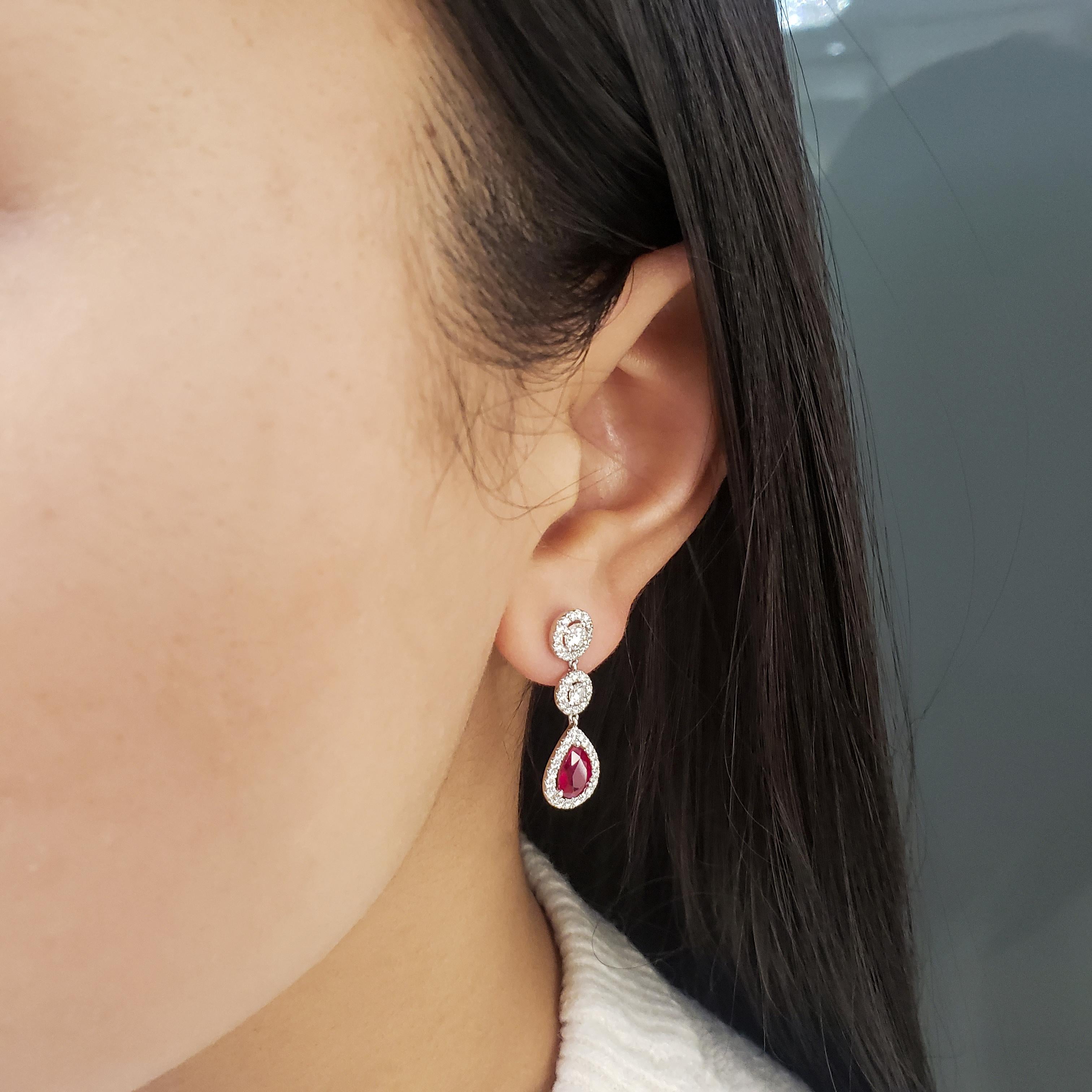 Taille poire Pendants d'oreilles en forme de poire en rubis et halo de diamants en vente