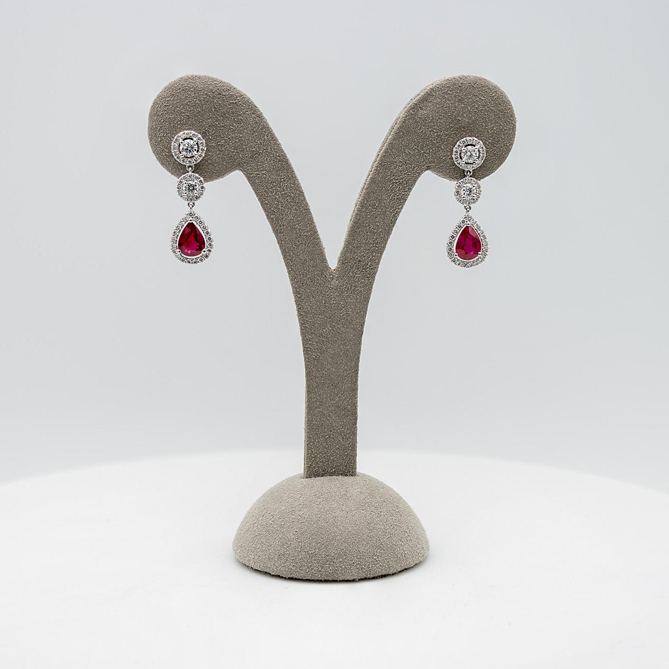 Pendants d'oreilles en forme de poire en rubis et halo de diamants Neuf - En vente à New York, NY
