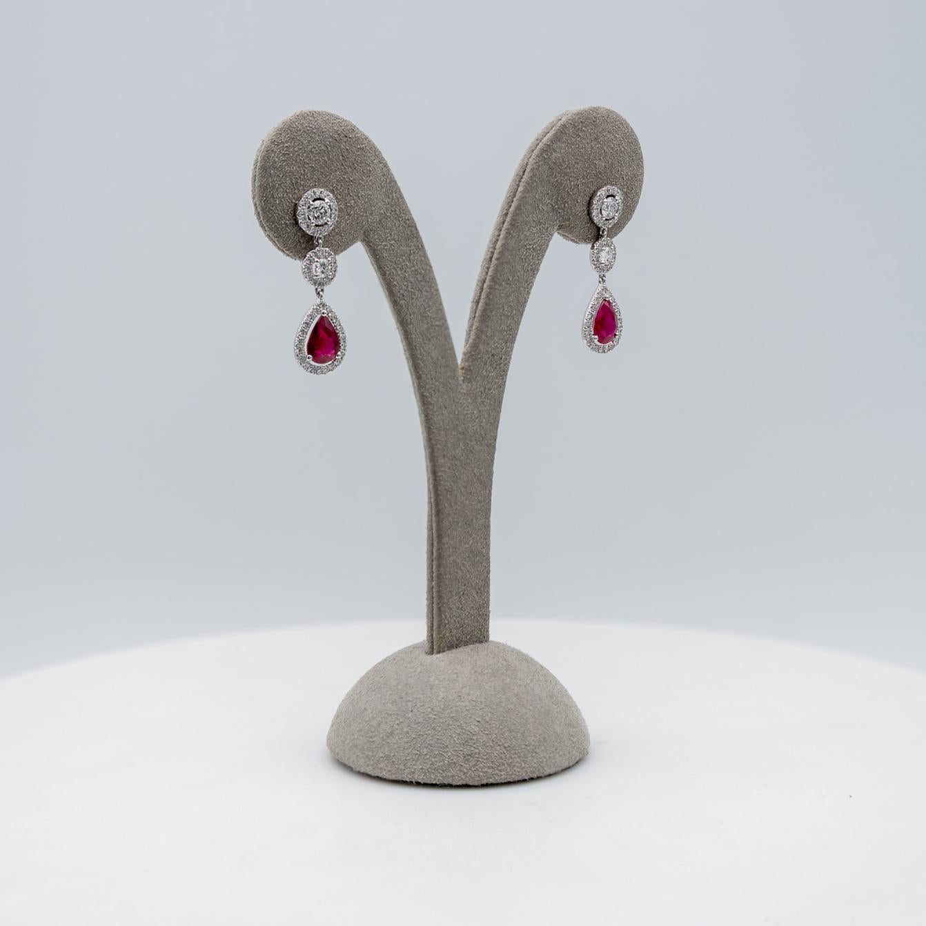 Pendants d'oreilles en forme de poire en rubis et halo de diamants Pour femmes en vente