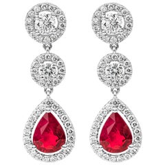 Boucles d'oreilles pendantes en forme de poire avec halo de rubis et de diamants
