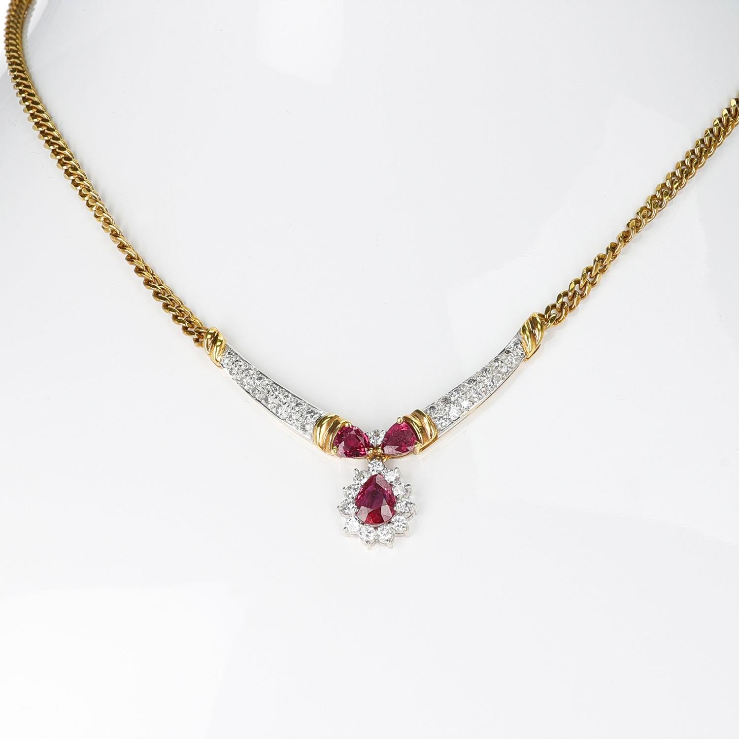 Collier en or jaune 18K avec rubis et diamants en forme de poire Excellent état - En vente à New York, NY