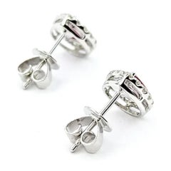 Orecchini con rubino e diamanti a forma di pera in oro bianco 14 carati