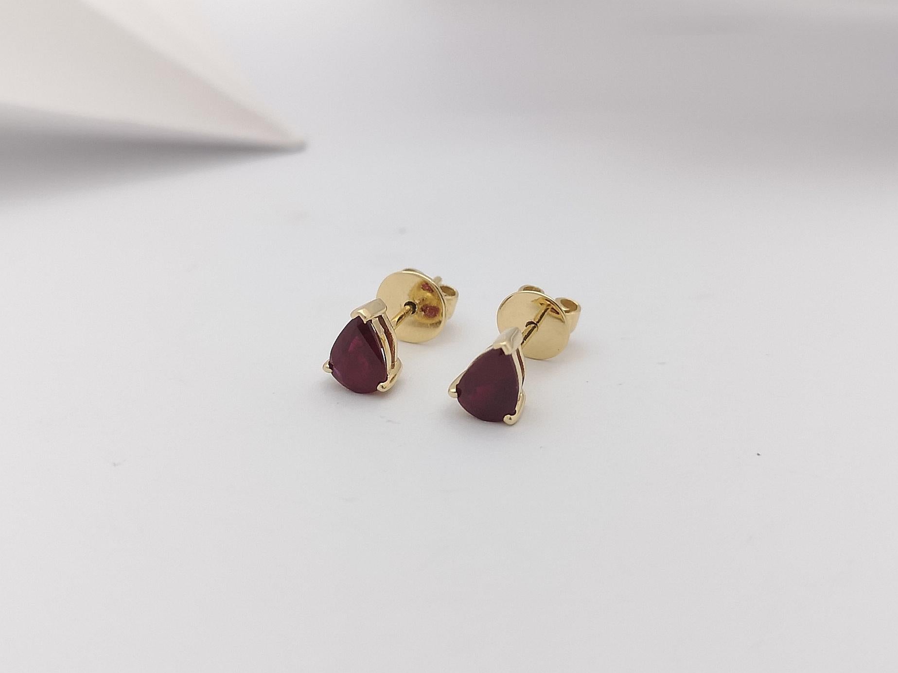 Pear Shape Ruby Stud Earrings Set in 14 Karat Gold Settings In New Condition For Sale In Bangkok, TH