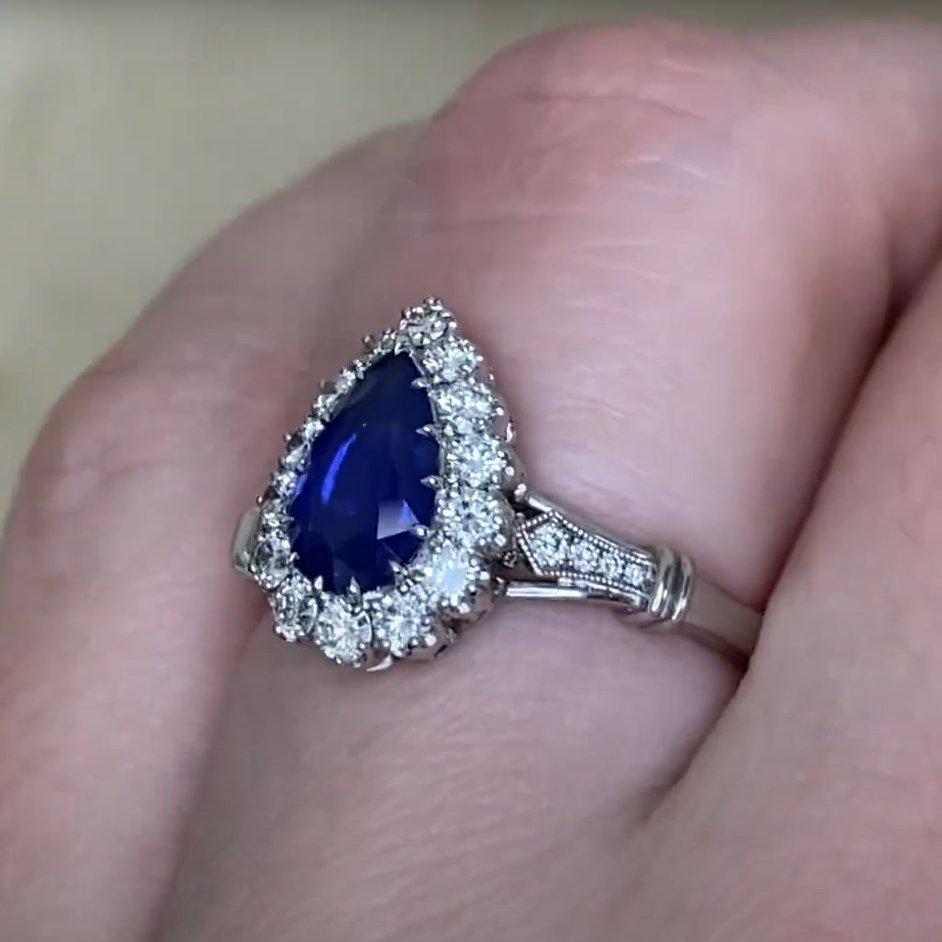 Donna Anello con zaffiro a forma di pera (circa 1,00 carati) e diamante di fidanzamento, platino in vendita