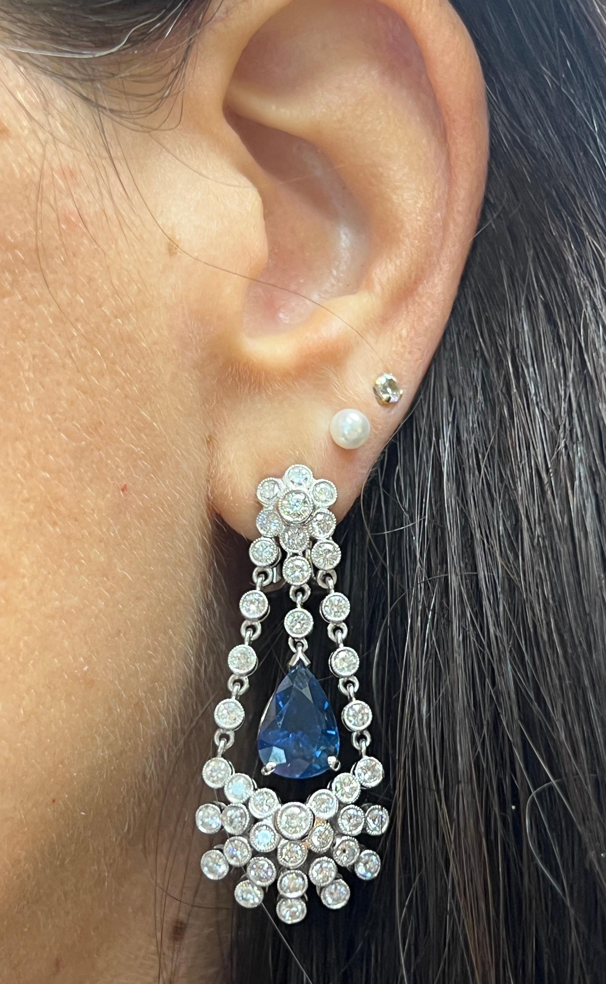 Orecchini pendenti con zaffiro e diamante a forma di pera

Un paio di orecchini con due zaffiri a forma di pera che pendono circondati da diamanti rotondi incastonati.

Peso dello zaffiro: circa 7.78 carati
Peso del diamante: circa 5,00 carati