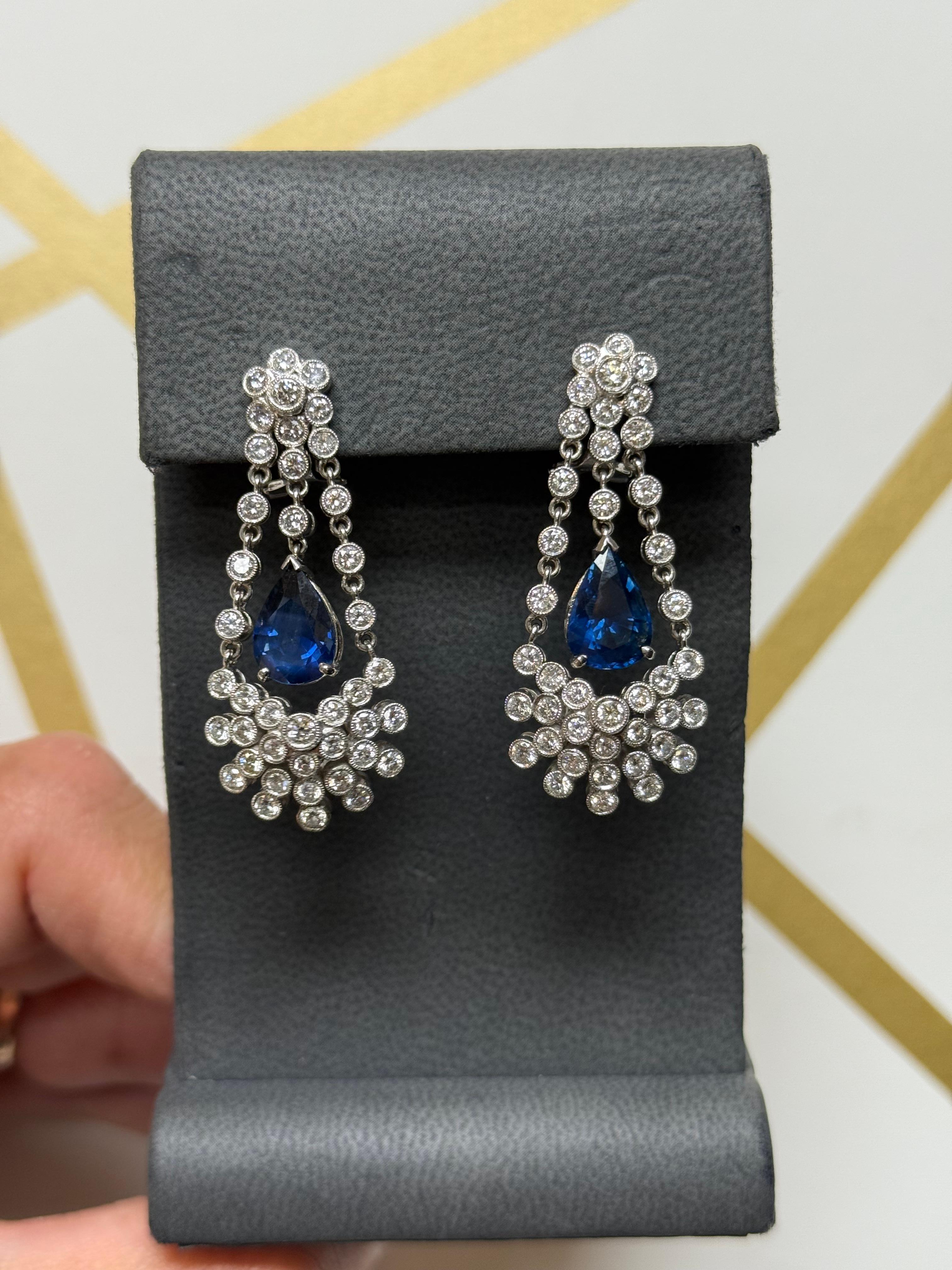 Taglio a goccia Orecchini pendenti con zaffiro e diamante a forma di pera in vendita