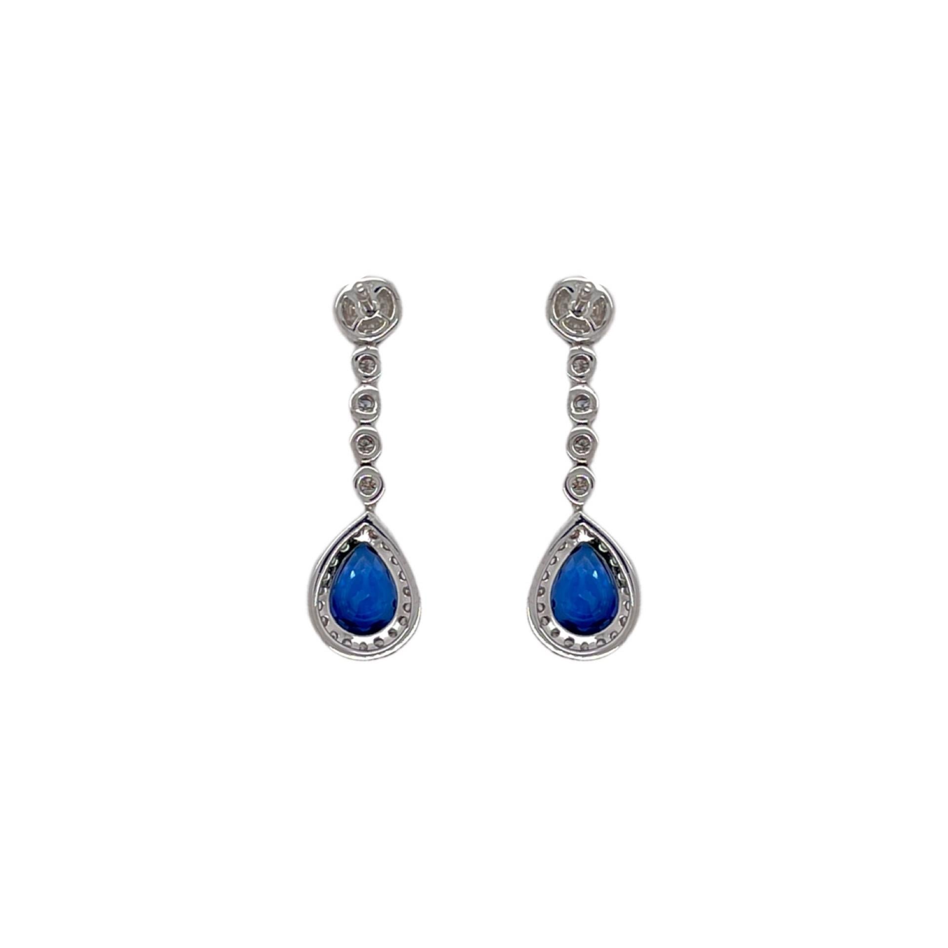 Contemporain Boucles d'oreilles pendantes en or blanc 18 carats avec saphir en forme de poire et diamants en vente