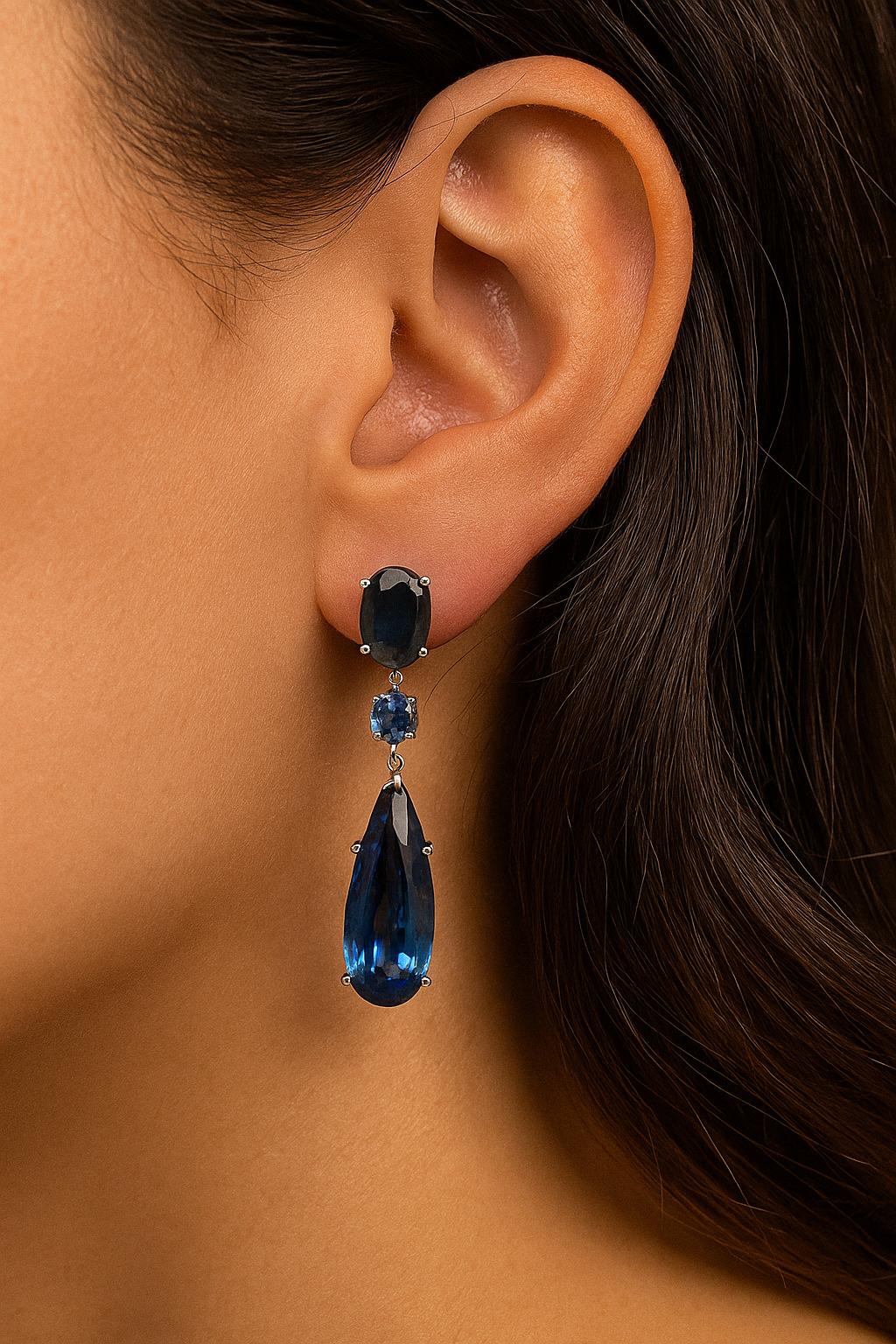 Ces pendants d'oreilles en saphir de forme poire sont un mélange étonnant d'élégance et d'art. D'un bleu profond envoûtant, ils attirent immédiatement le regard et rayonnent de sophistication. Ce qui les rend vraiment spéciaux, c'est la combinaison