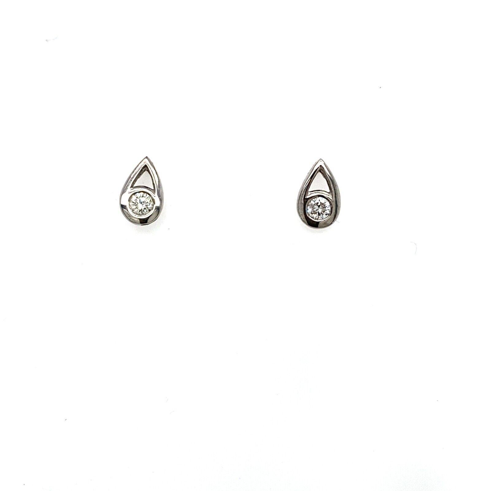 Dieses Paar birnenförmige Diamantohrringe besteht aus insgesamt 0,30 Karat runden Diamanten im Brillantschliff, die in 18 Karat Weißgold gefasst sind. Er ist elegant, klassisch und zeitlos. Er ist perfekt für den Alltag und kann zu jedem Outfit