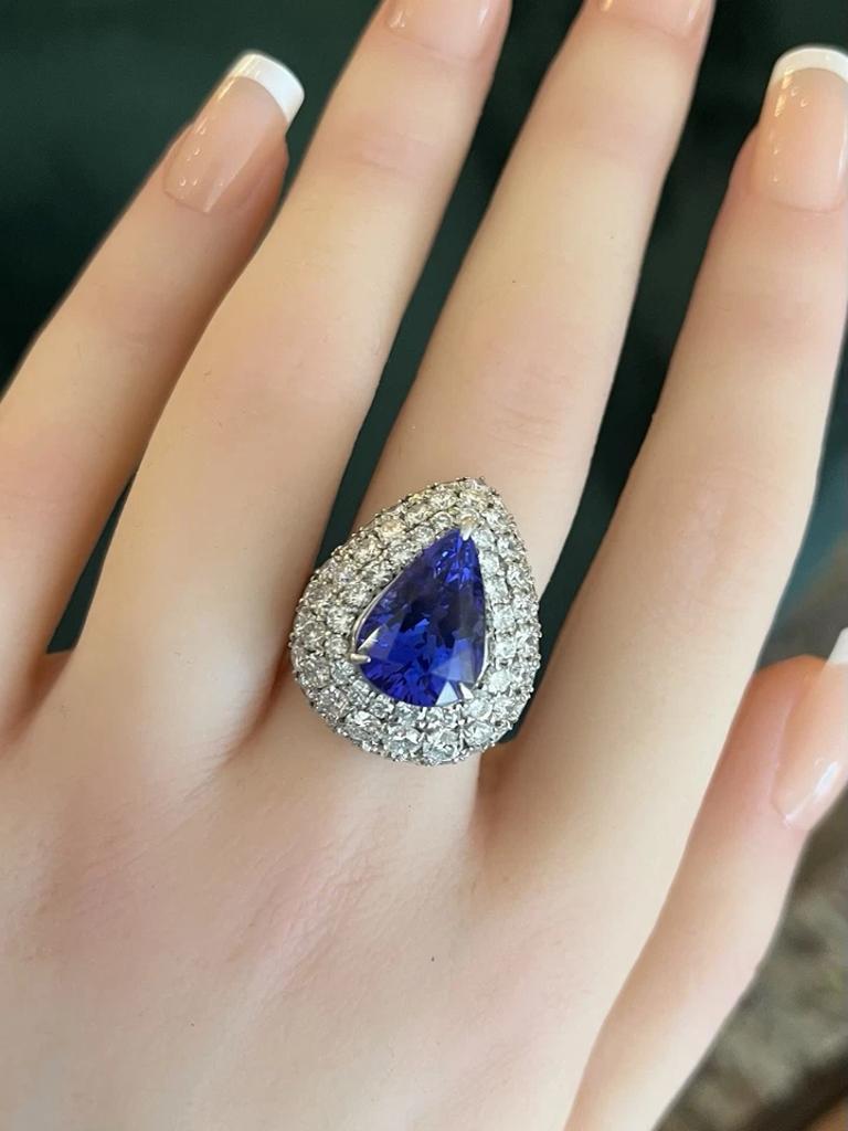 Bague poire en platine avec tanzanite et diamant

Les bagues en diamant et tanzanite présentent une tanzanite en forme de poire de 6,54 carats d'un bleu violacé profond, entourée de trois rangées de diamants ronds et brillants sertis en pavé dans du