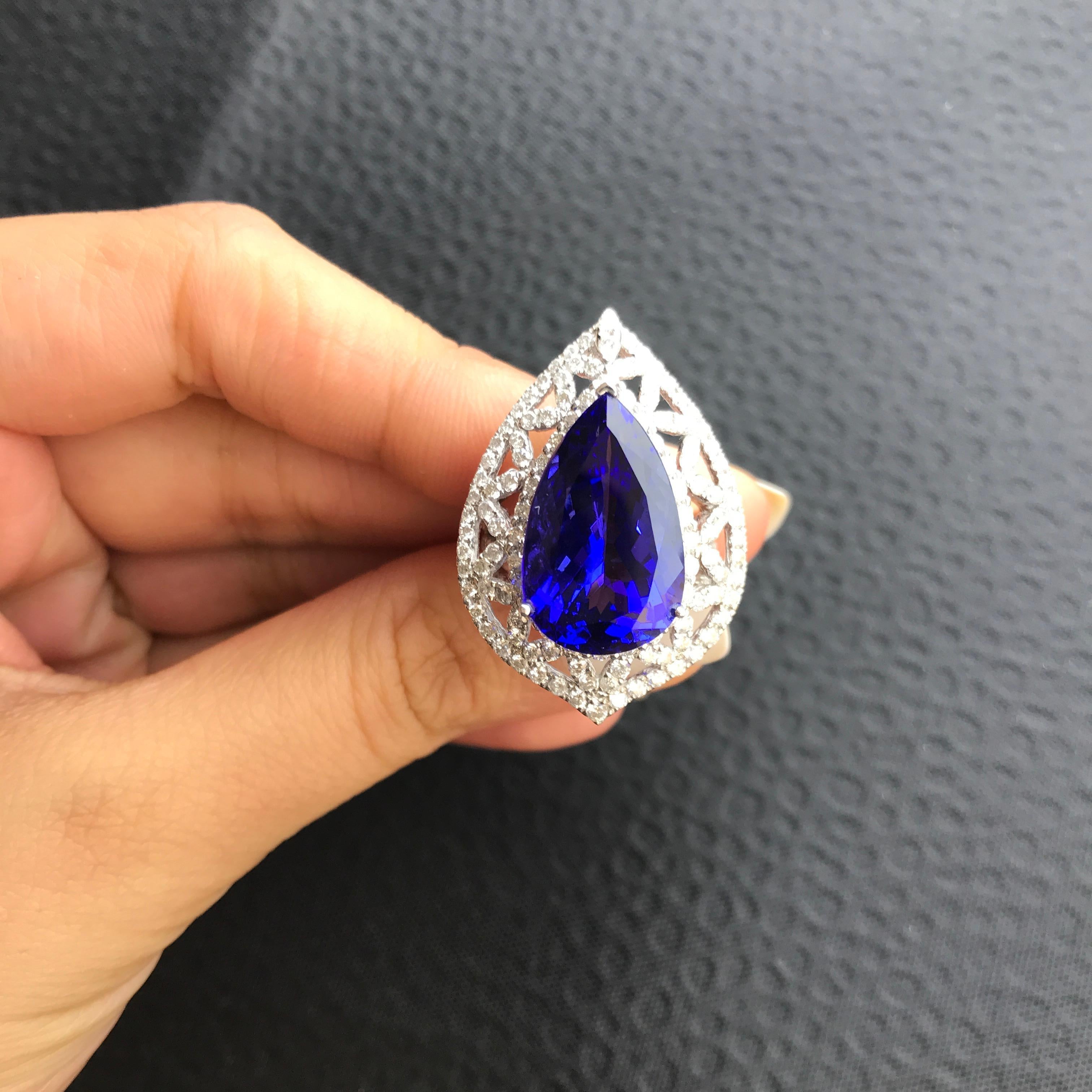 Pear Shape Tanzanite and Diamond Ring, Earring, Pendant Suite In New Condition In Bangkok, Thailand
