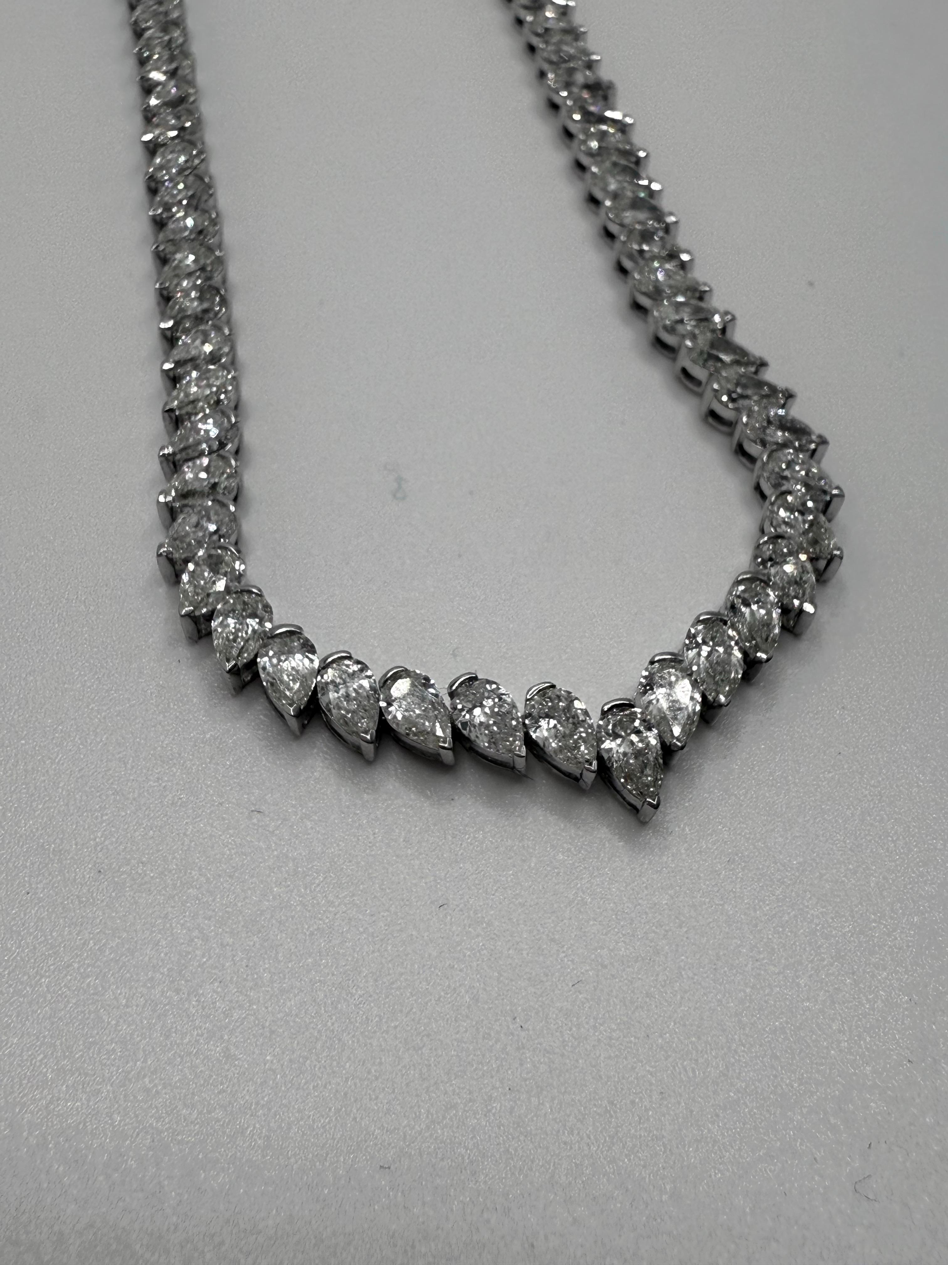 Collier de tennis en forme de poire Neuf - En vente à Los Angeles, CA