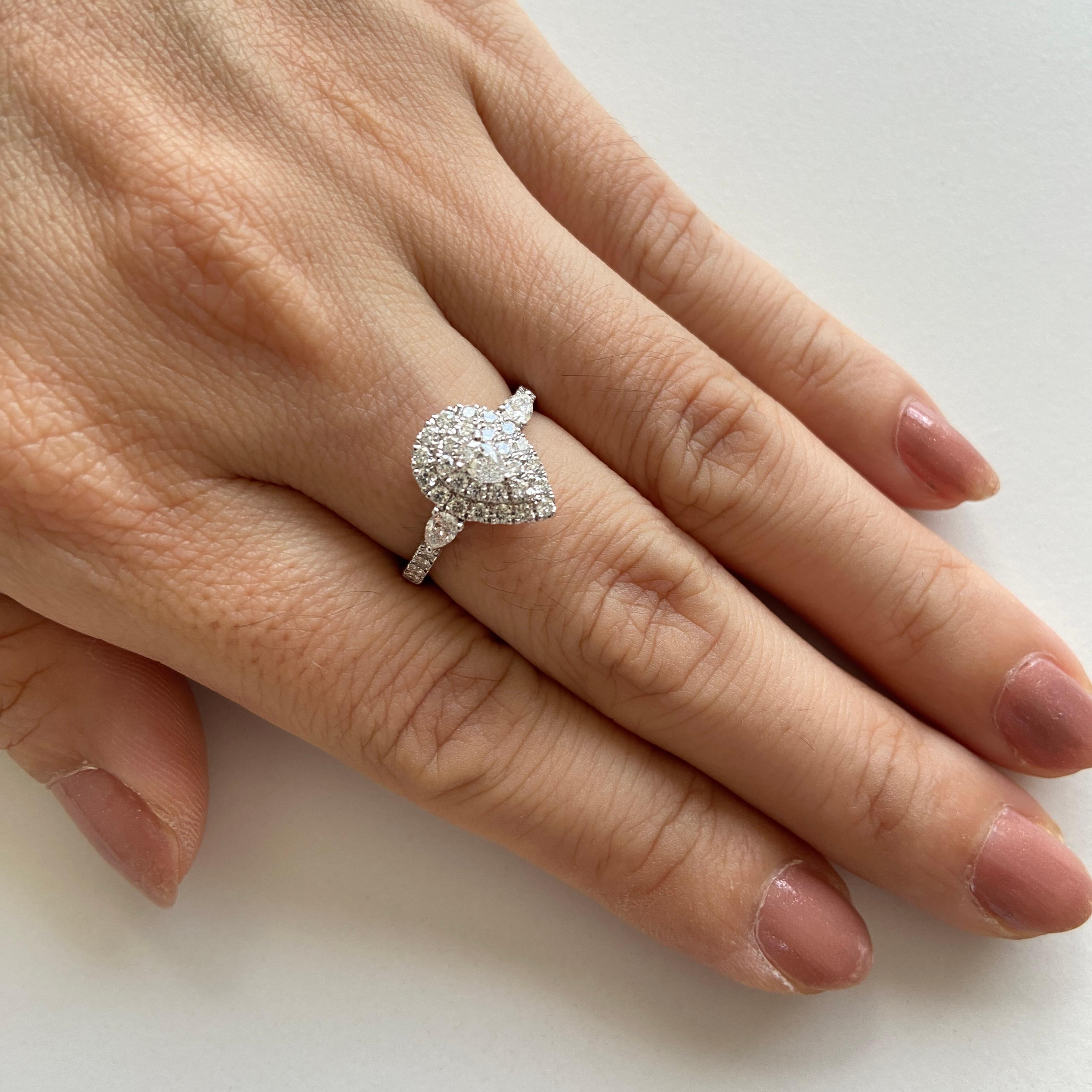 Taglio a goccia Pear Shape White diamond Engagement Ring made in Platinum in vendita