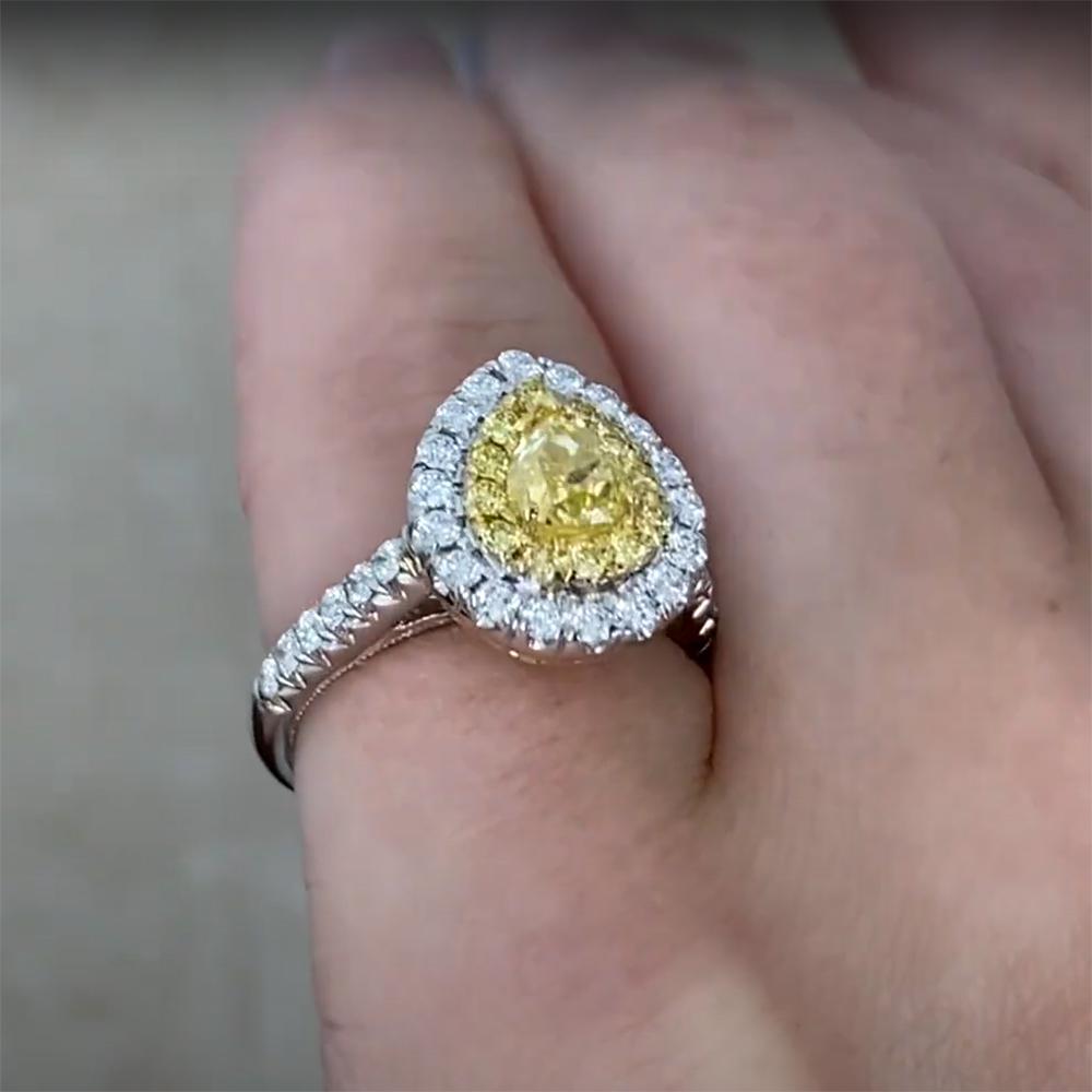 Art déco Bague double halo en or blanc 18 carats, diamant jaune en forme de poire (environ 0,80 carats) en vente
