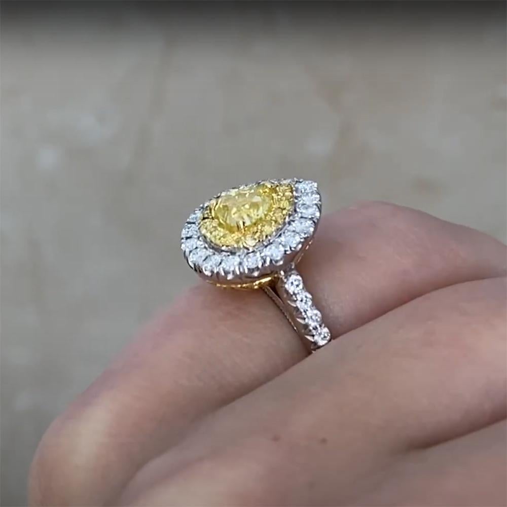 Taille poire Bague double halo en or blanc 18 carats, diamant jaune en forme de poire (environ 0,80 carats) en vente