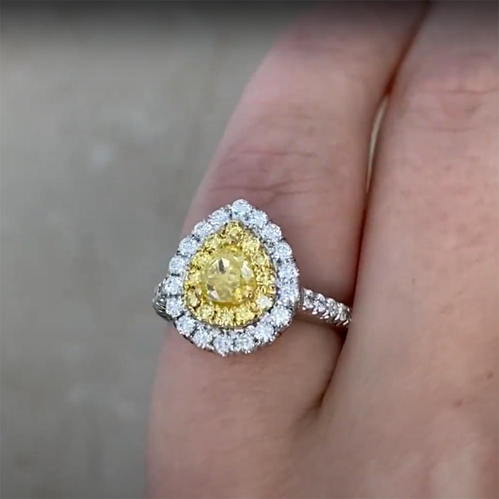 Bague double halo en or blanc 18 carats, diamant jaune en forme de poire (environ 0,80 carats) Excellent état - En vente à New York, NY