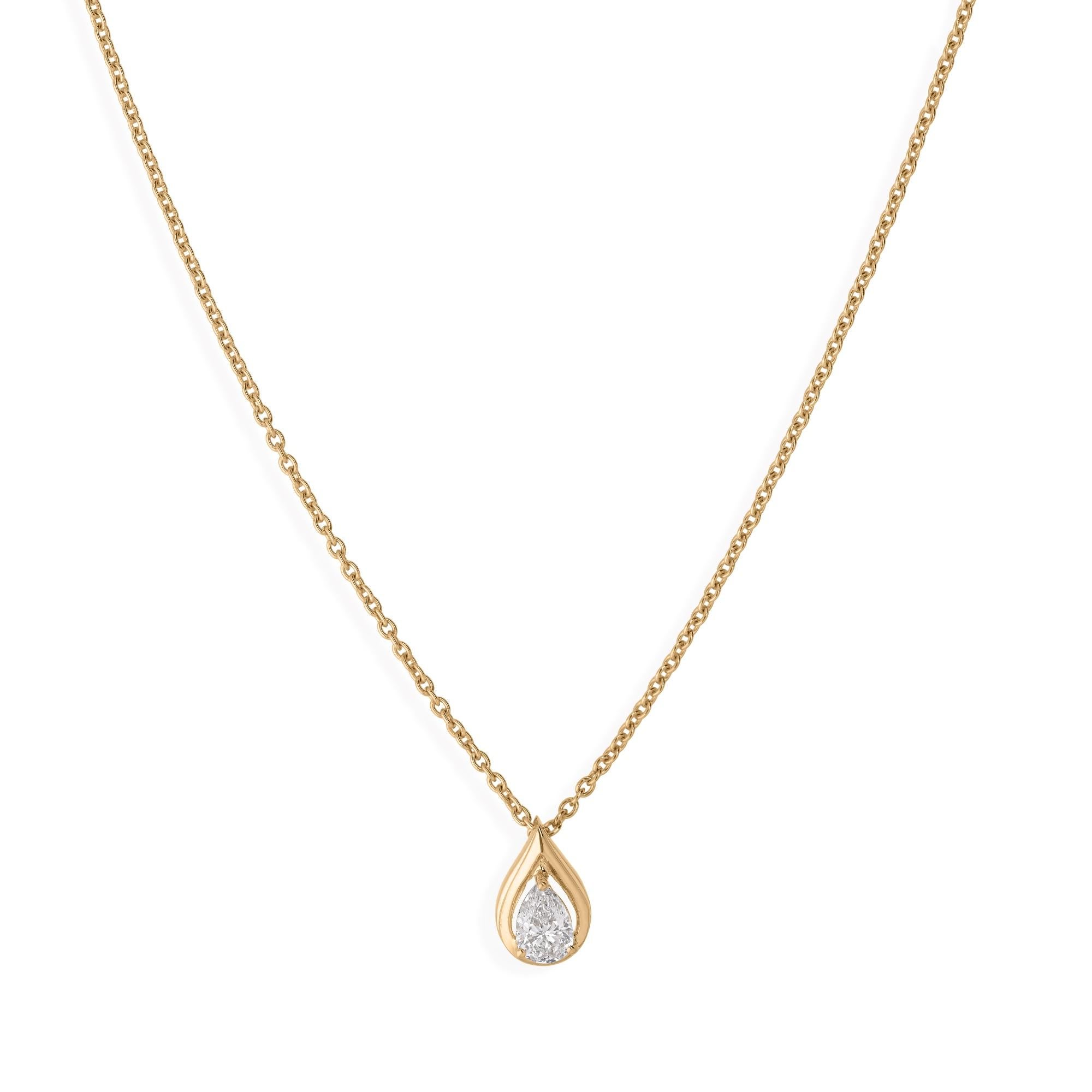 Collana con ciondolo a goccia in oro giallo con diamante a forma di pera da 0,6 carati In condizioni Nuovo in vendita a Diera, Dubai
