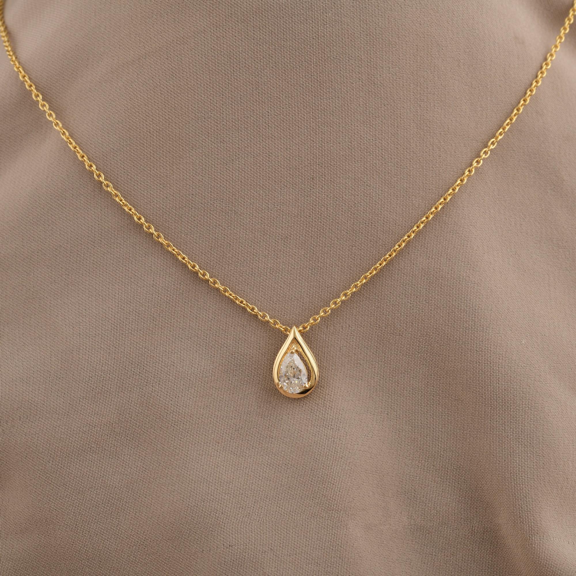 Collana con ciondolo a goccia in oro giallo con diamante a forma di pera da 0,6 carati in vendita 1