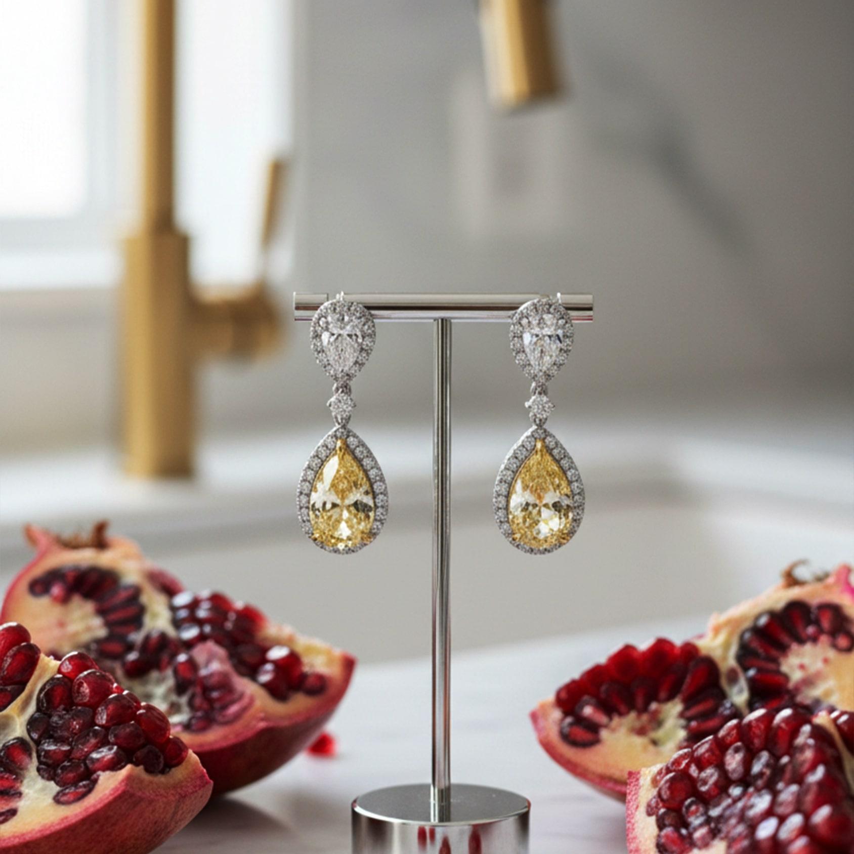 Moderne Boucles d'oreilles en cascade Radiant Multi 14K avec diamants en forme de poire en vente