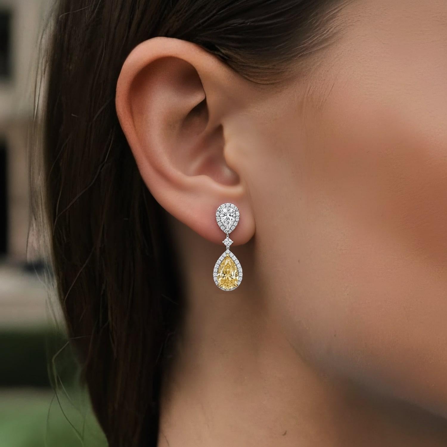 Faites-vous remarquer avec ces boucles d'oreilles glamour en forme de poire, ornées de diamants naturels rayonnants. Serti dans de l'or blanc 14k, leur design Eleg offre une touche éblouissante parfaite pour rehausser n'importe quel