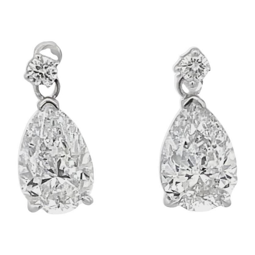 Orecchini a goccia con diamanti in oro bianco 18 carati a forma di pera in vendita
