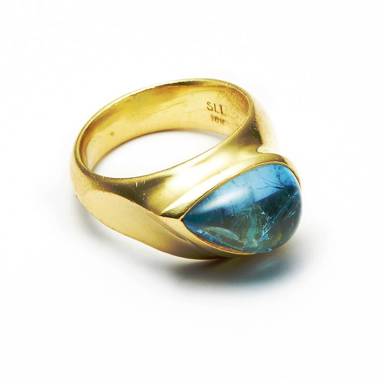 Contemporary Susan Lister Locke Pear-Shaped 6.29 Carat Aquamarine Ring Set in 18 Karat Gold For Sale