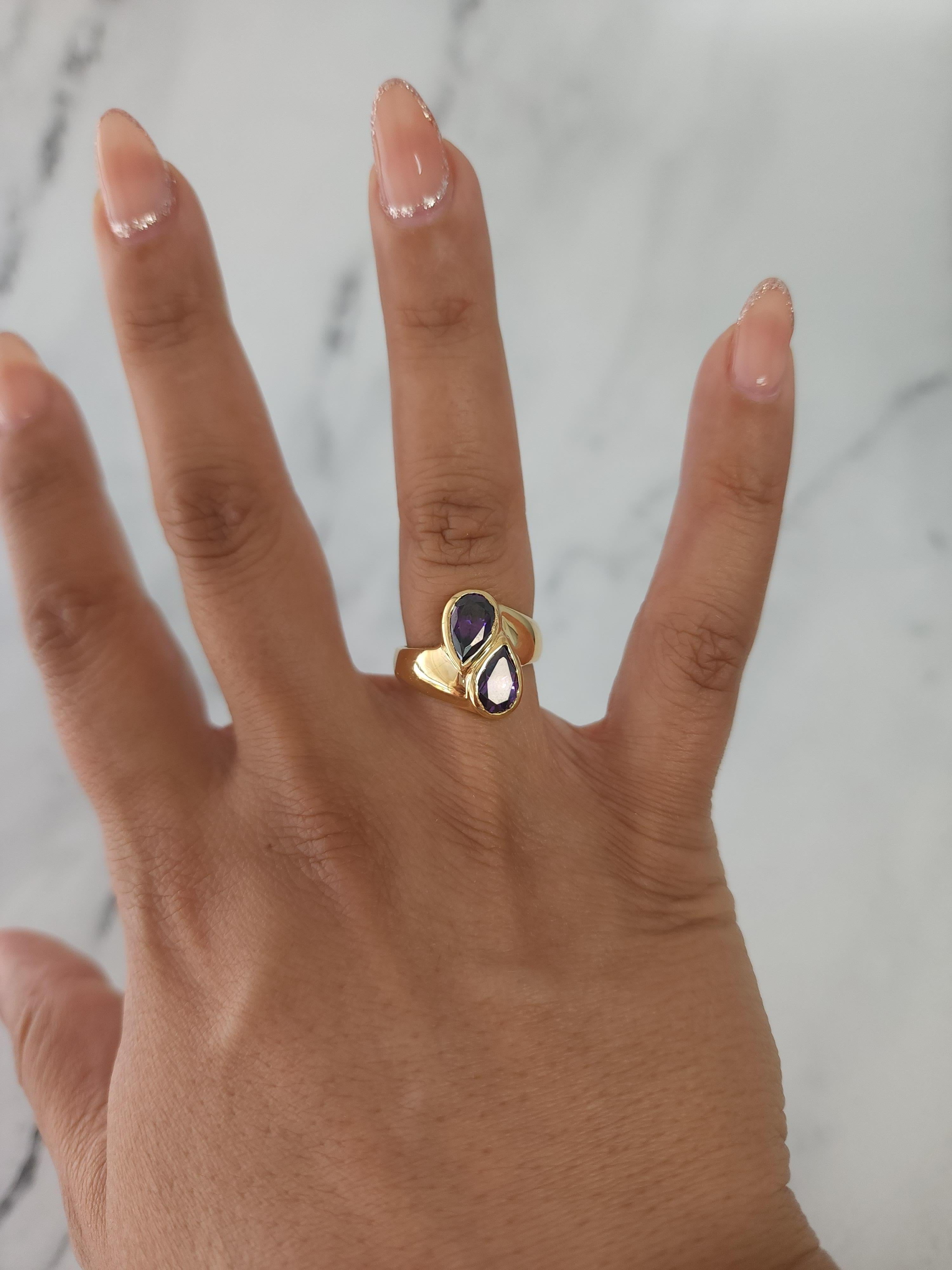 Taille poire Bague bypass en améthyste en forme de poire or jaune 14k en vente
