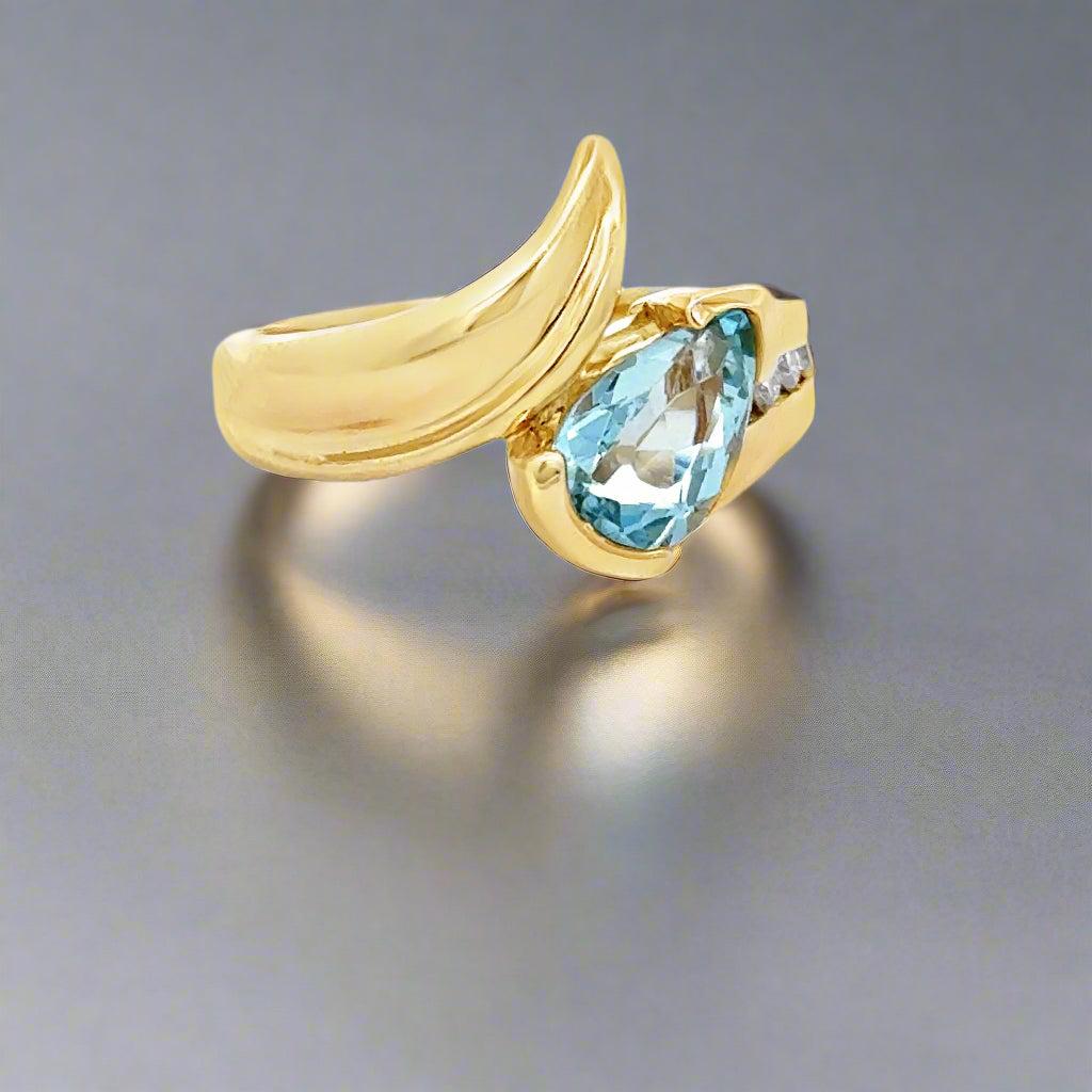 Questo anello in oro giallo 14K presenta una splendida acquamarina a forma di pera da 1,01 carati, circondata da diamanti scintillanti. Grazie al suo design elegante e ai materiali di alta qualità, questo anello da cocktail è l'accessorio perfetto