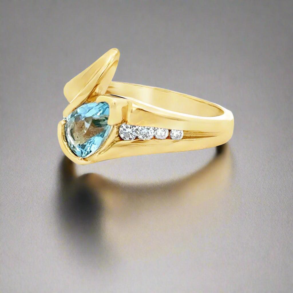 Taglio a goccia Anello da cocktail con acquamarina a forma di pera, diamanti e oro giallo 14K in vendita