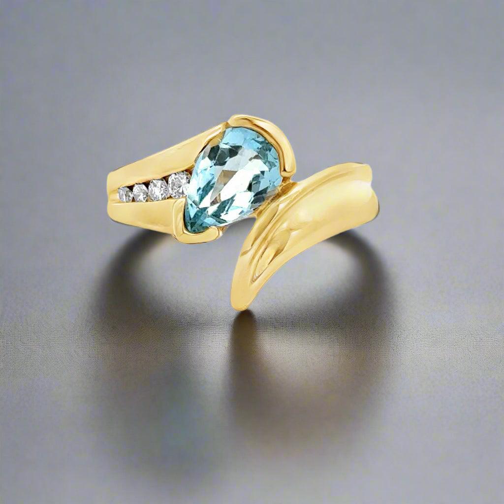 Anello da cocktail con acquamarina a forma di pera, diamanti e oro giallo 14K In condizioni buone in vendita a Derby, NY