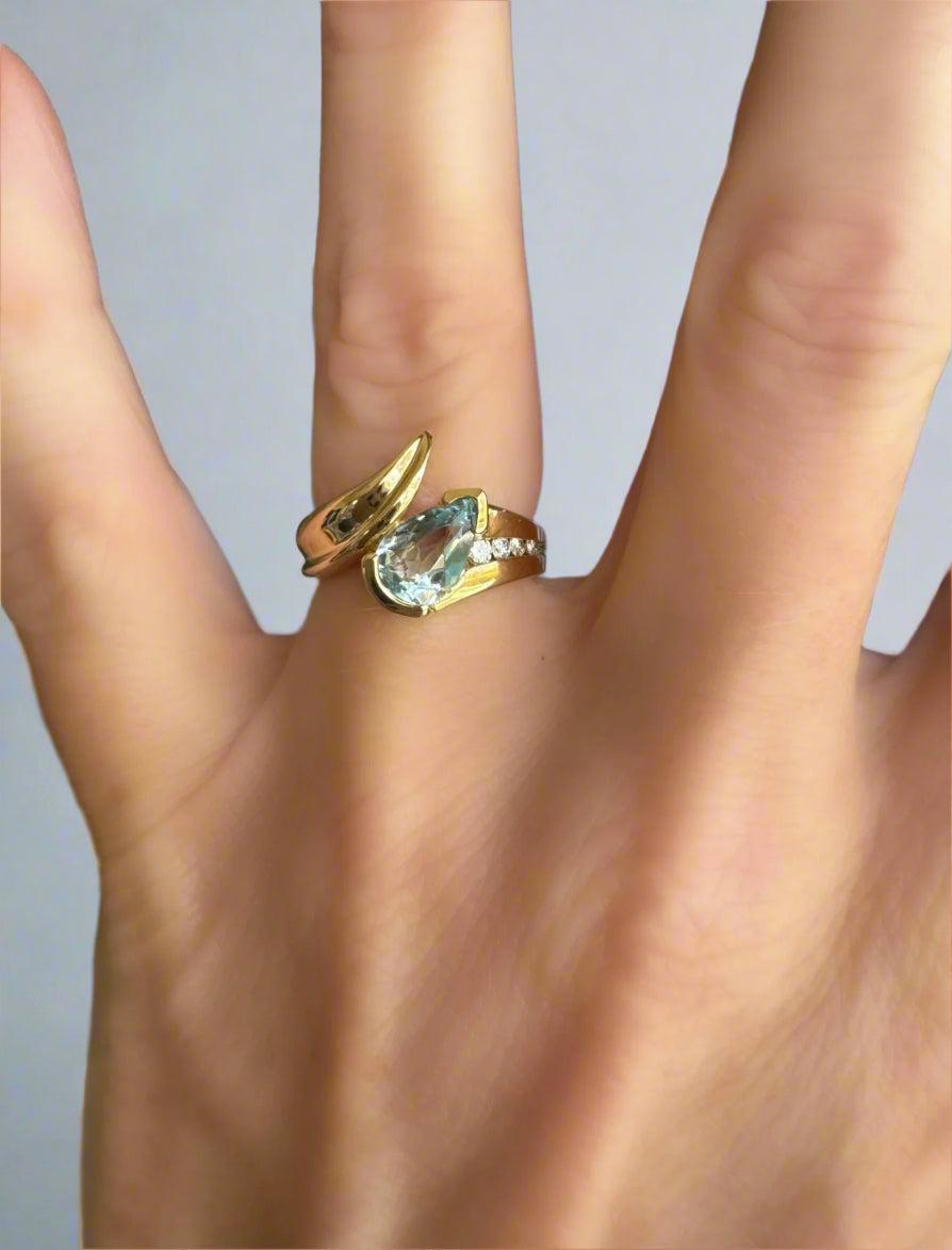 Donna Anello da cocktail con acquamarina a forma di pera, diamanti e oro giallo 14K in vendita