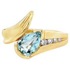Anello da cocktail con acquamarina a forma di pera, diamanti e oro giallo 14K